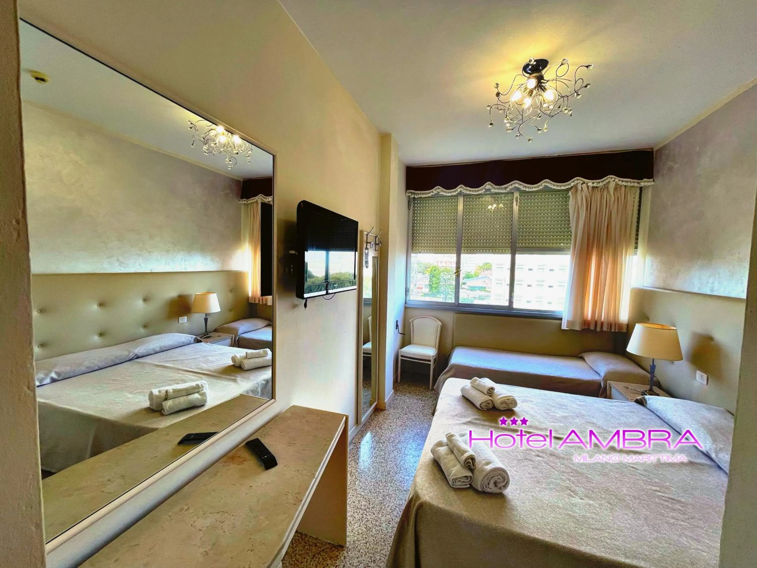 Bedroom, Bed in HOTEL AMBRA - Fronte Mare - Vicinissimi al Centro