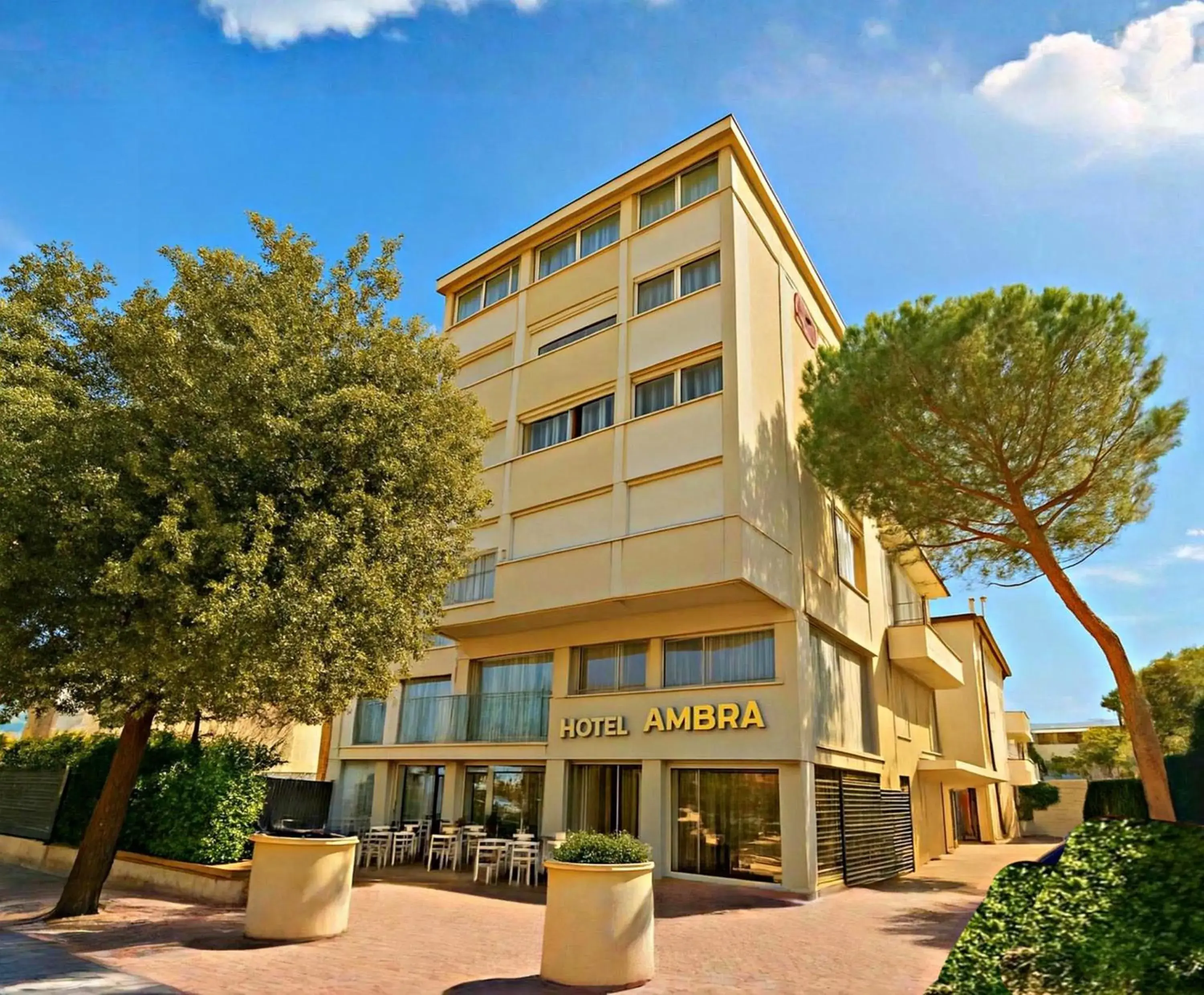 Property building in HOTEL AMBRA - Fronte Mare - Vicinissimi al Centro Property building in HOTEL AMBRA - Fronte Mare - Vicinissimi al Centro