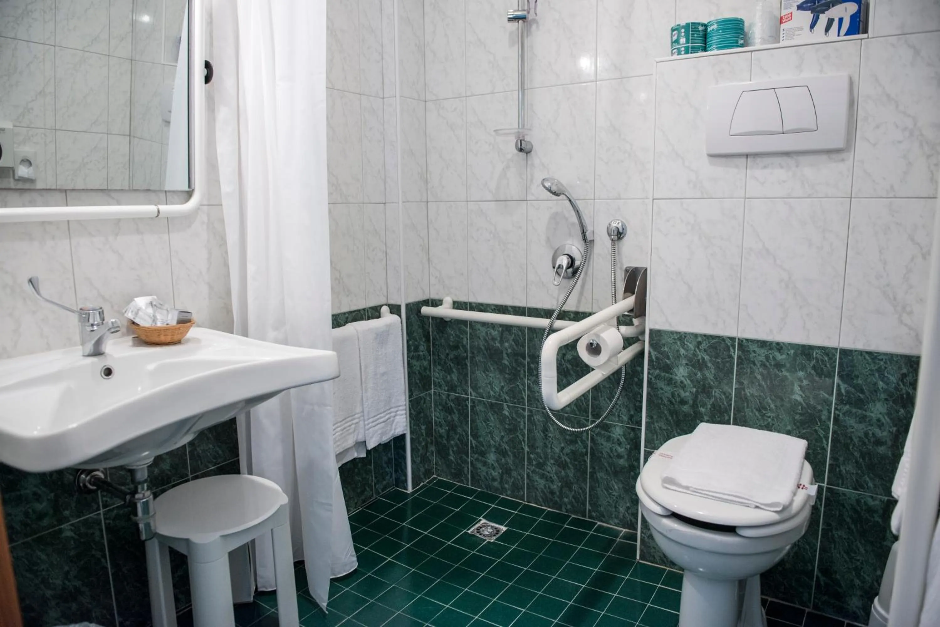 Shower in Hotel Gabbiano