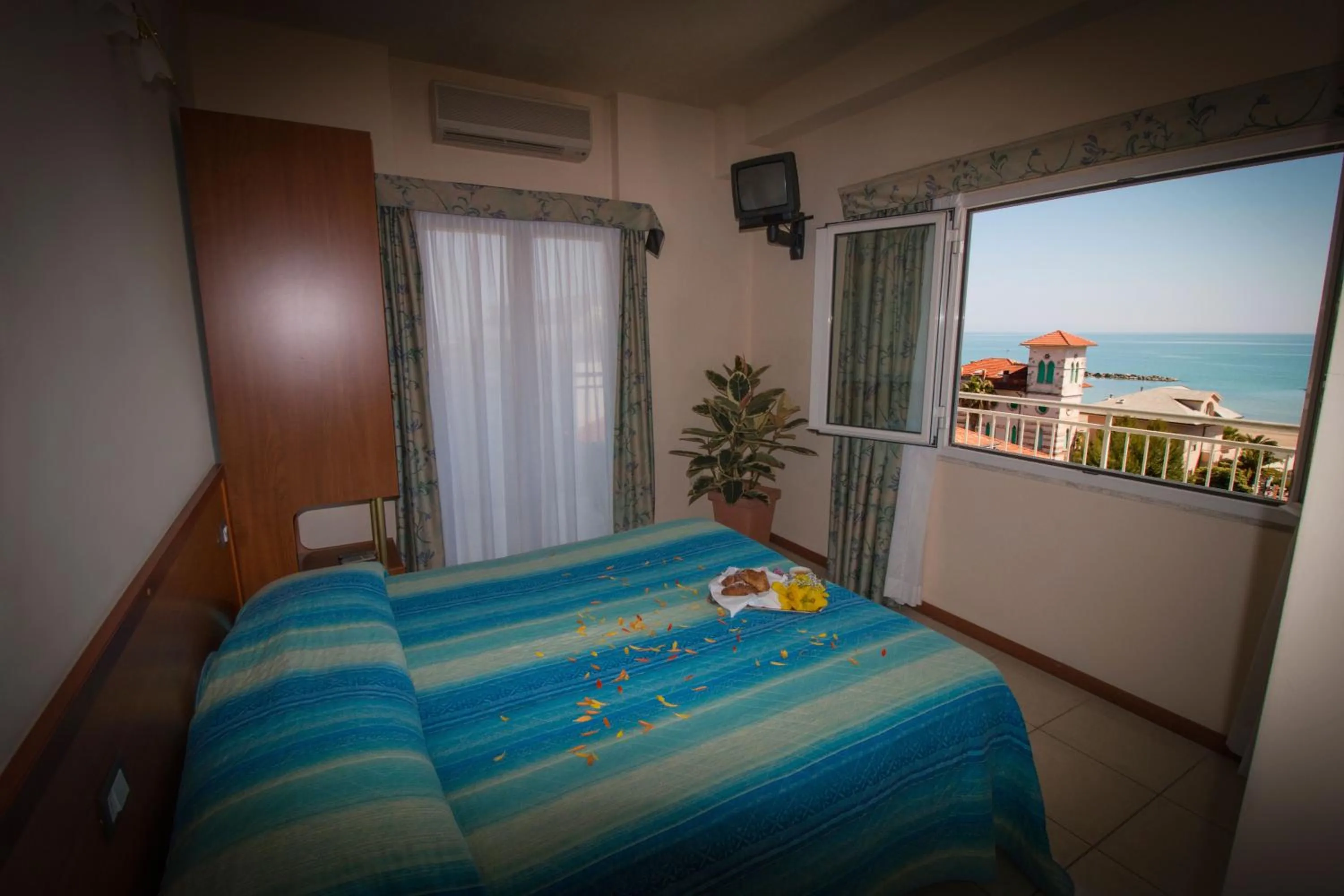 Sea view, Bed in Hotel Gabbiano