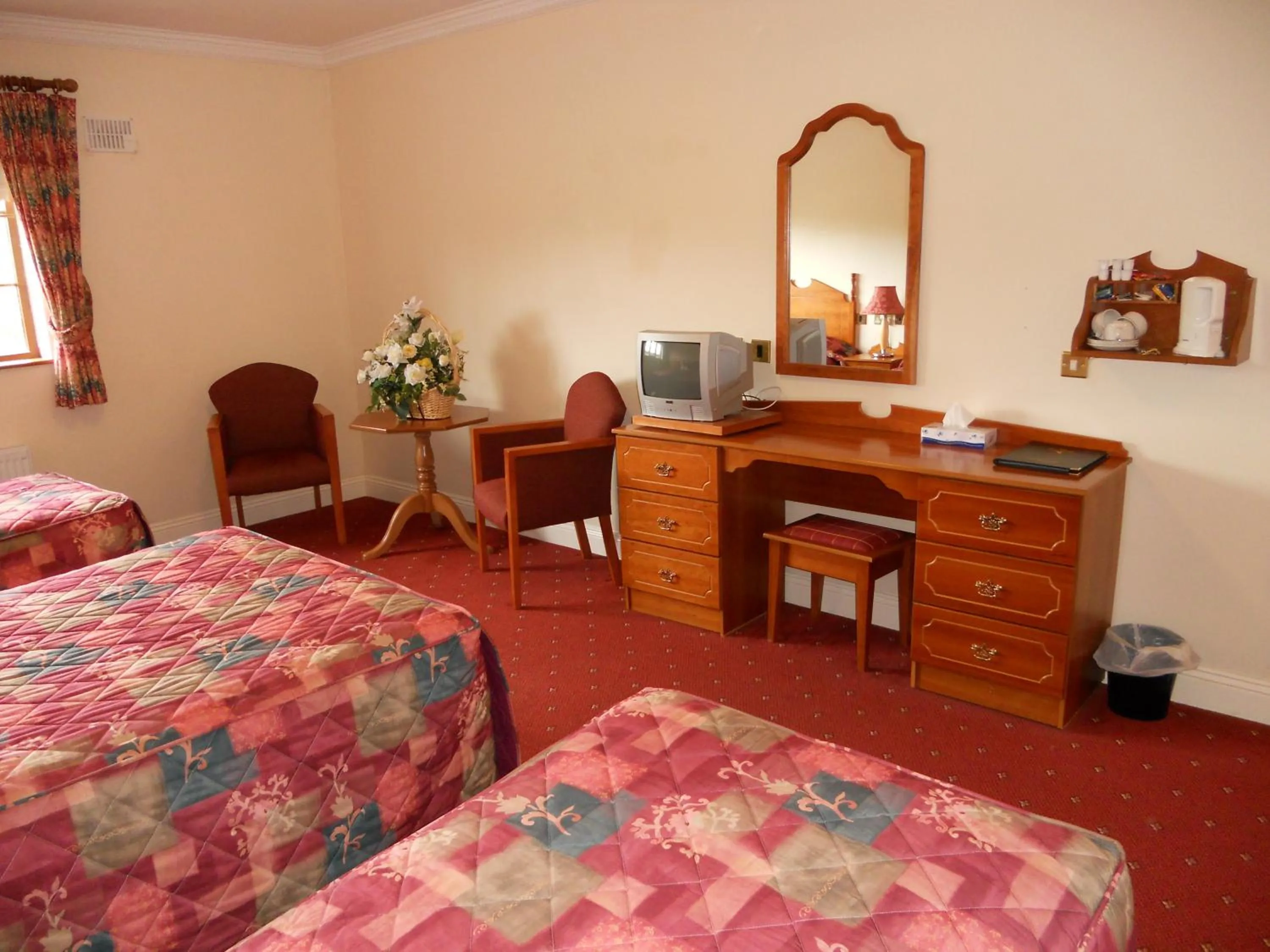 Coffee/tea facilities, Bed in Rhu Glenn Hotel