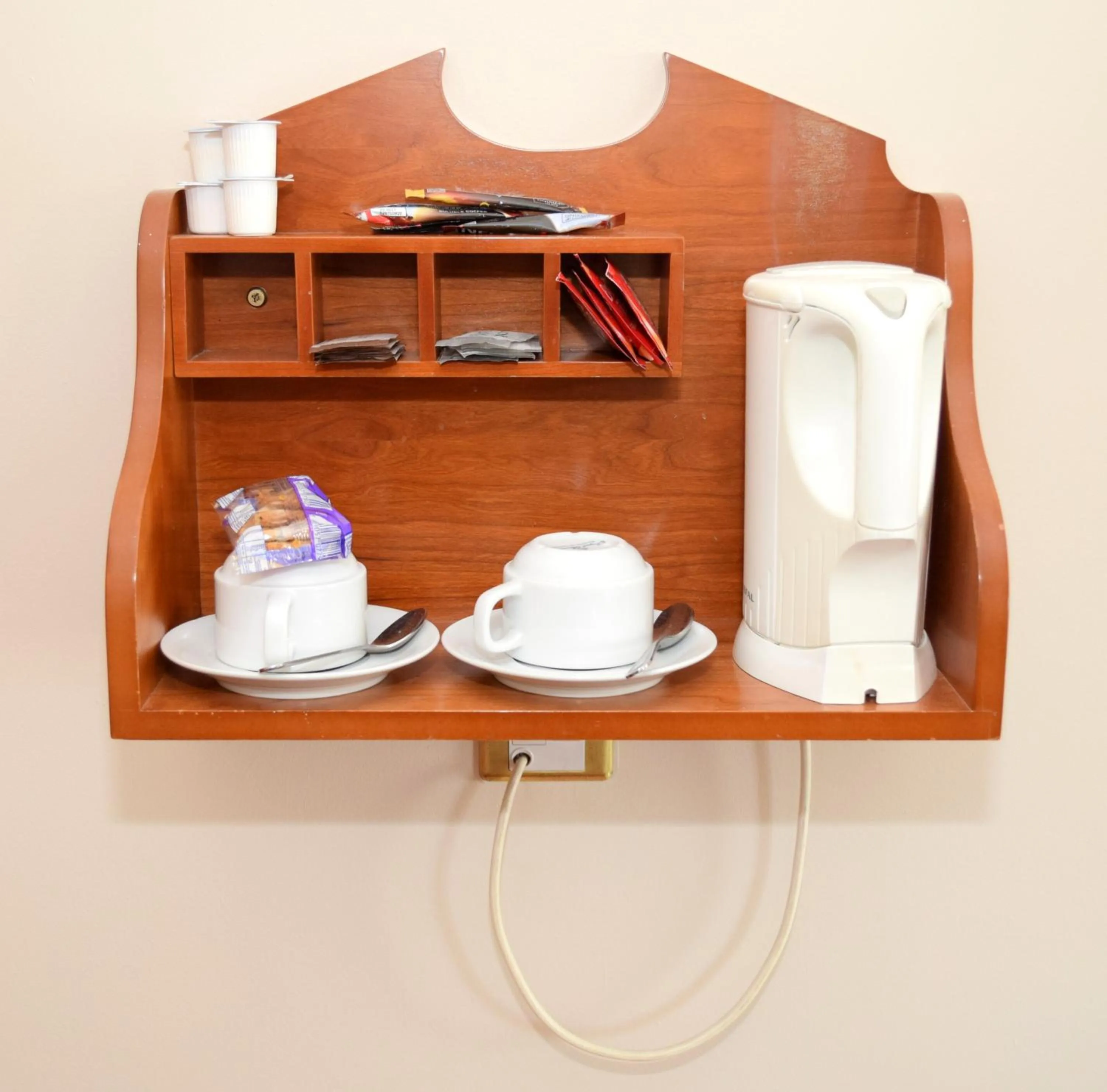 Coffee/tea facilities in Rhu Glenn Hotel