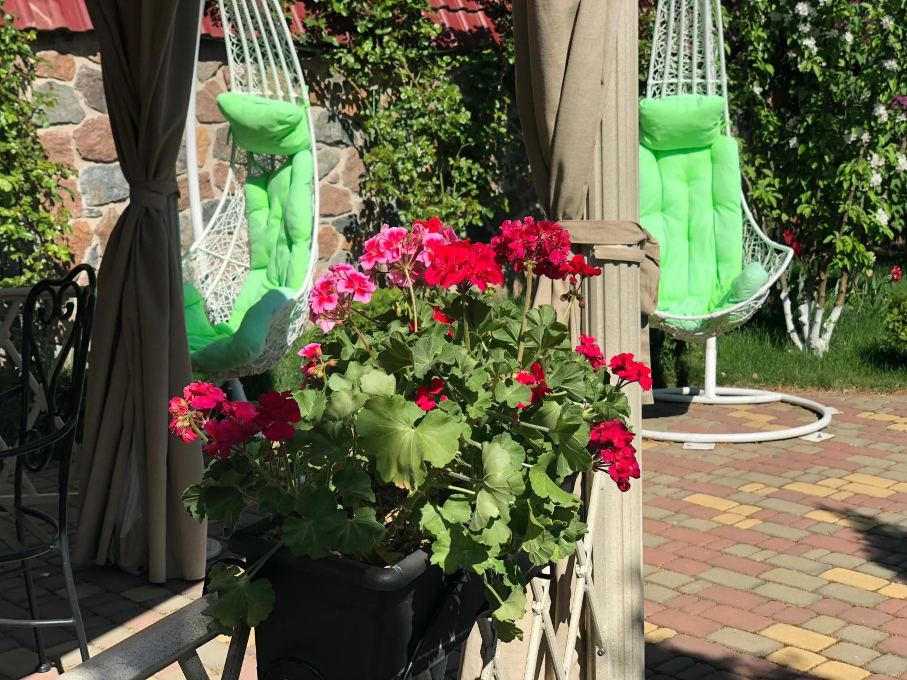 Garden in Sofievsky Posad Hotel