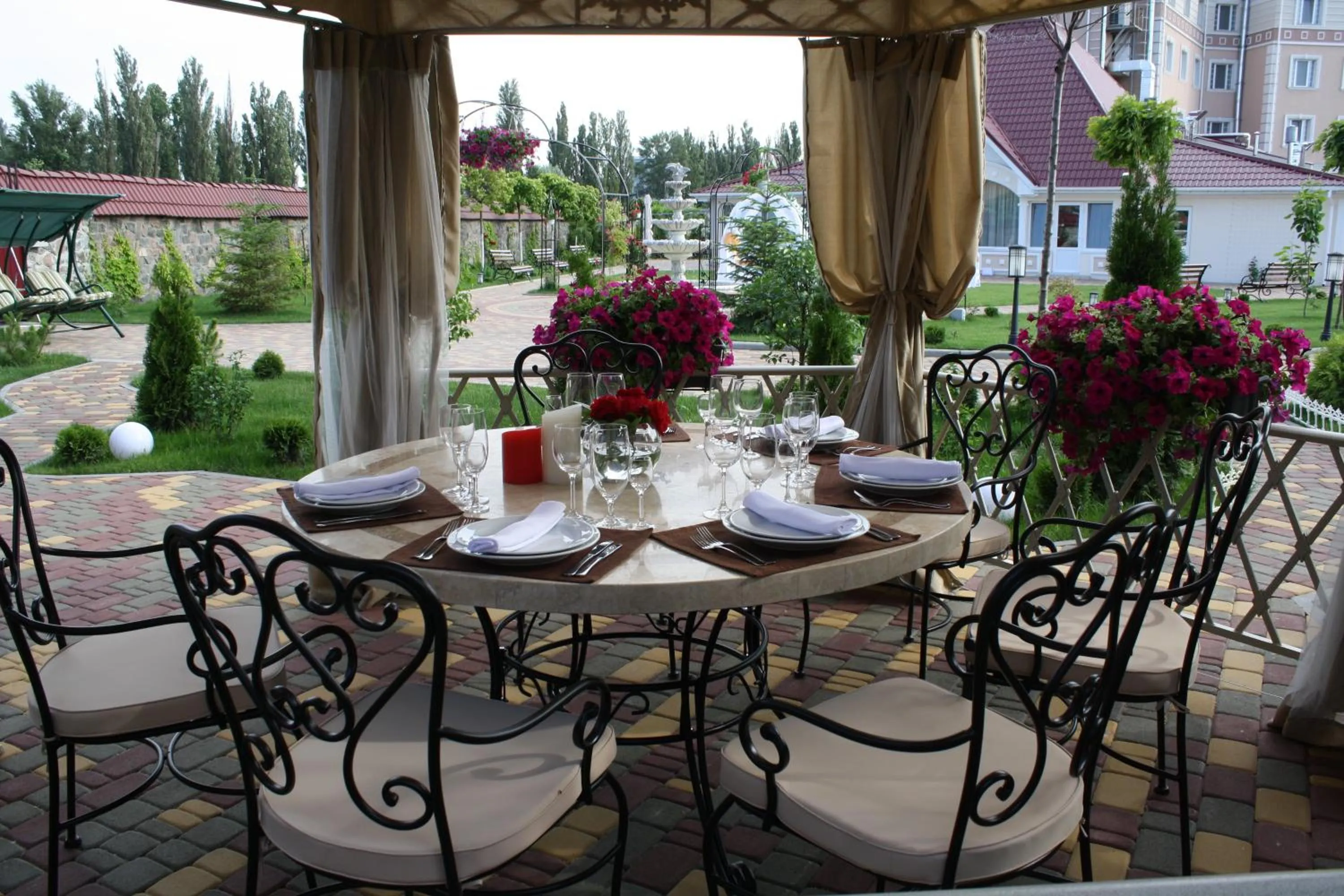Restaurant/places to eat in Sofievsky Posad Hotel
