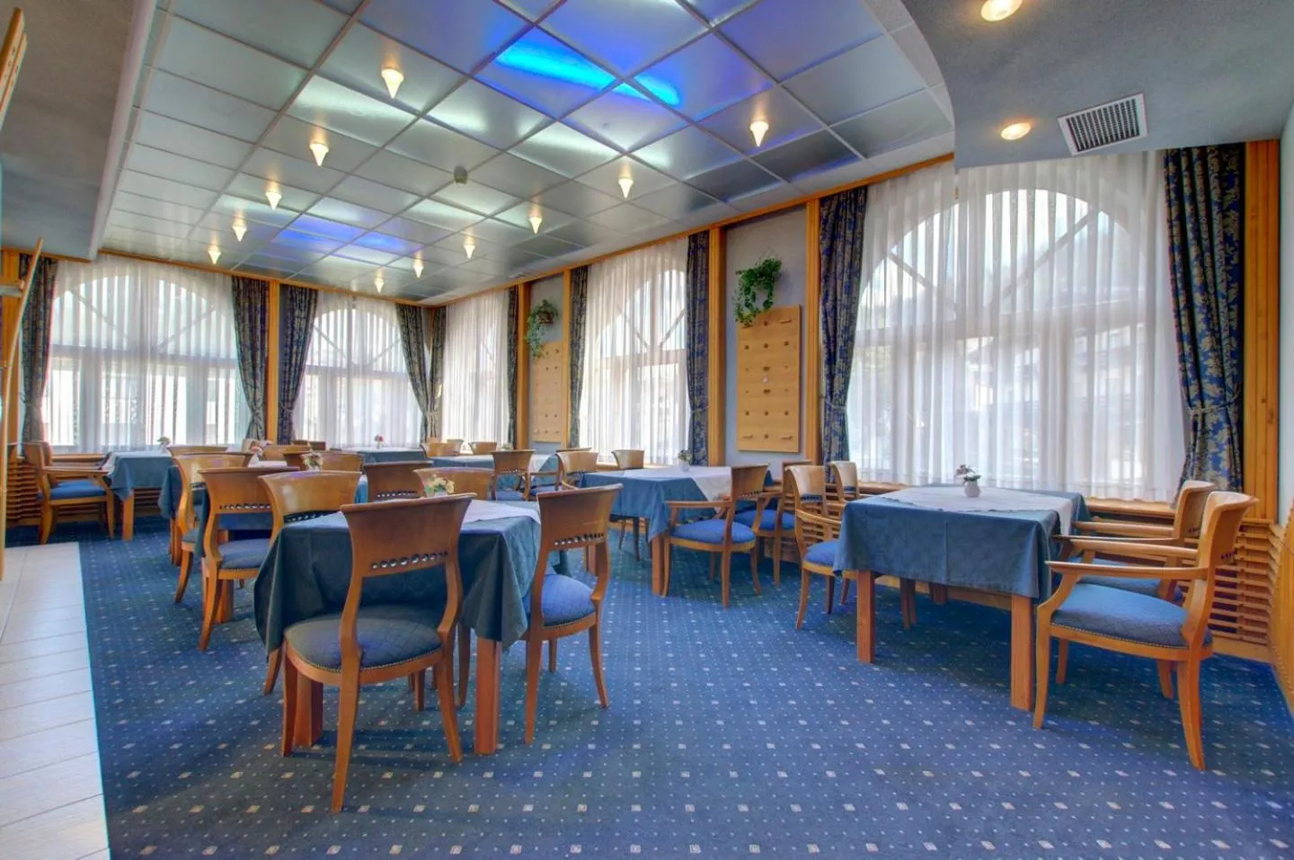 Restaurant/places to eat in Hotel Kristal