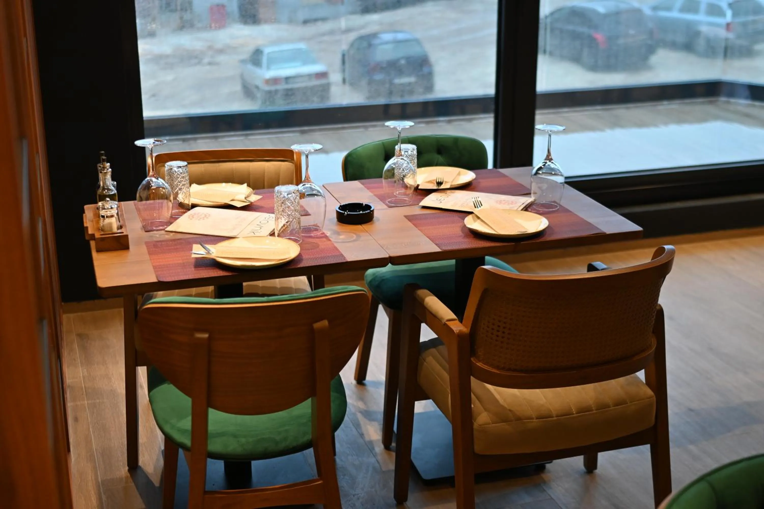 Restaurant/places to eat in Hotel Kristal