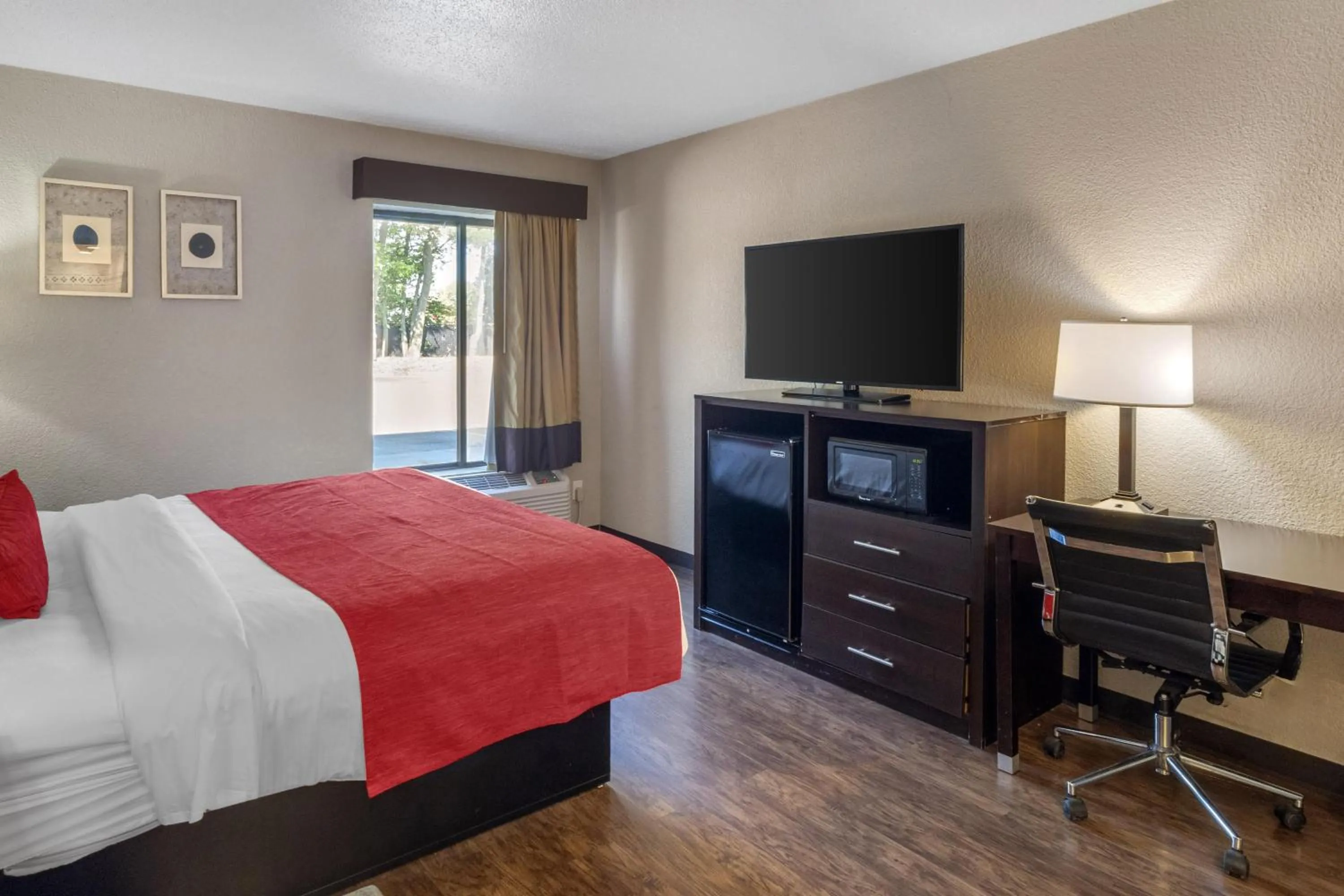 Bedroom, Bed in SureStay by Best Western Greenville