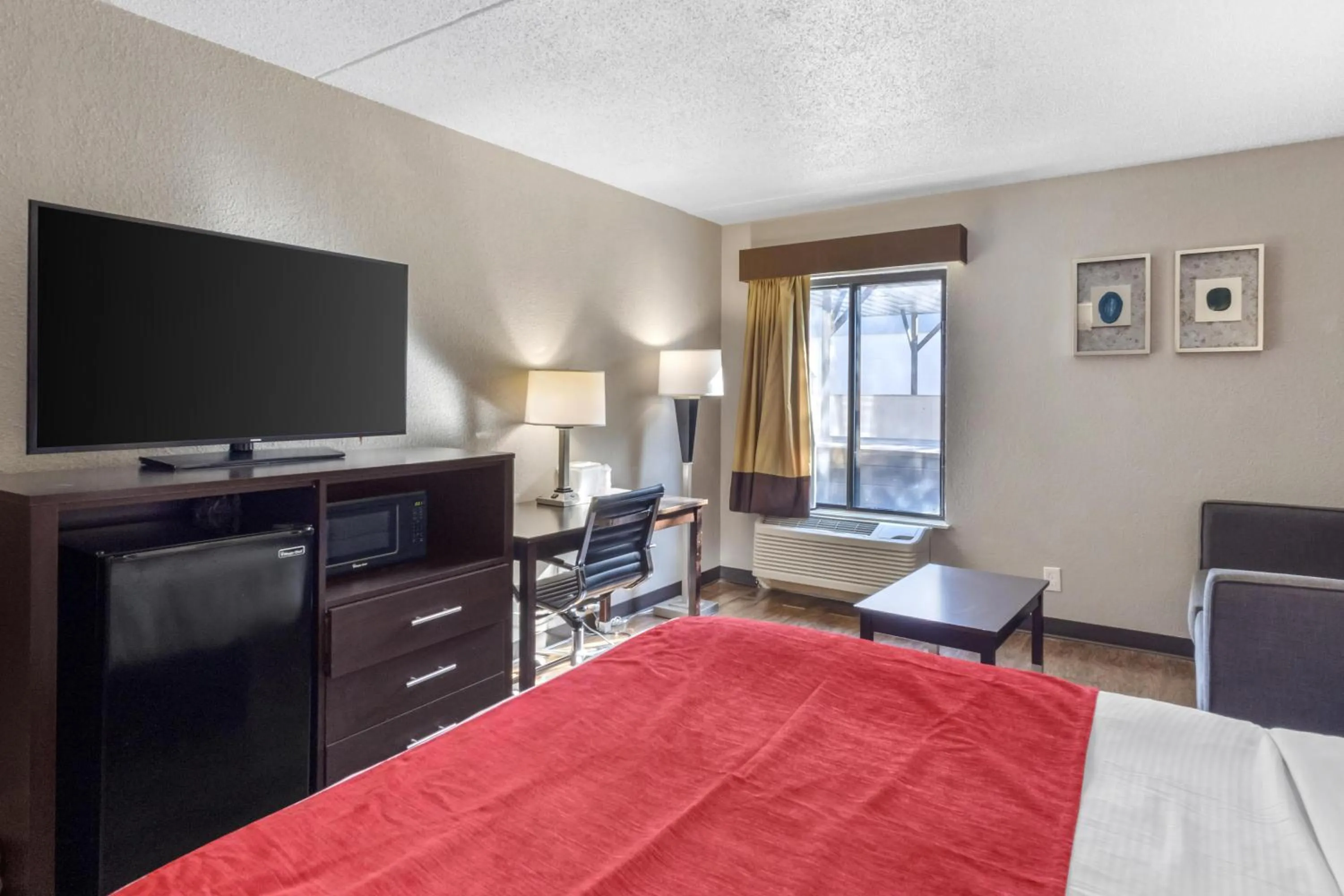 Bedroom, Bed in SureStay by Best Western Greenville