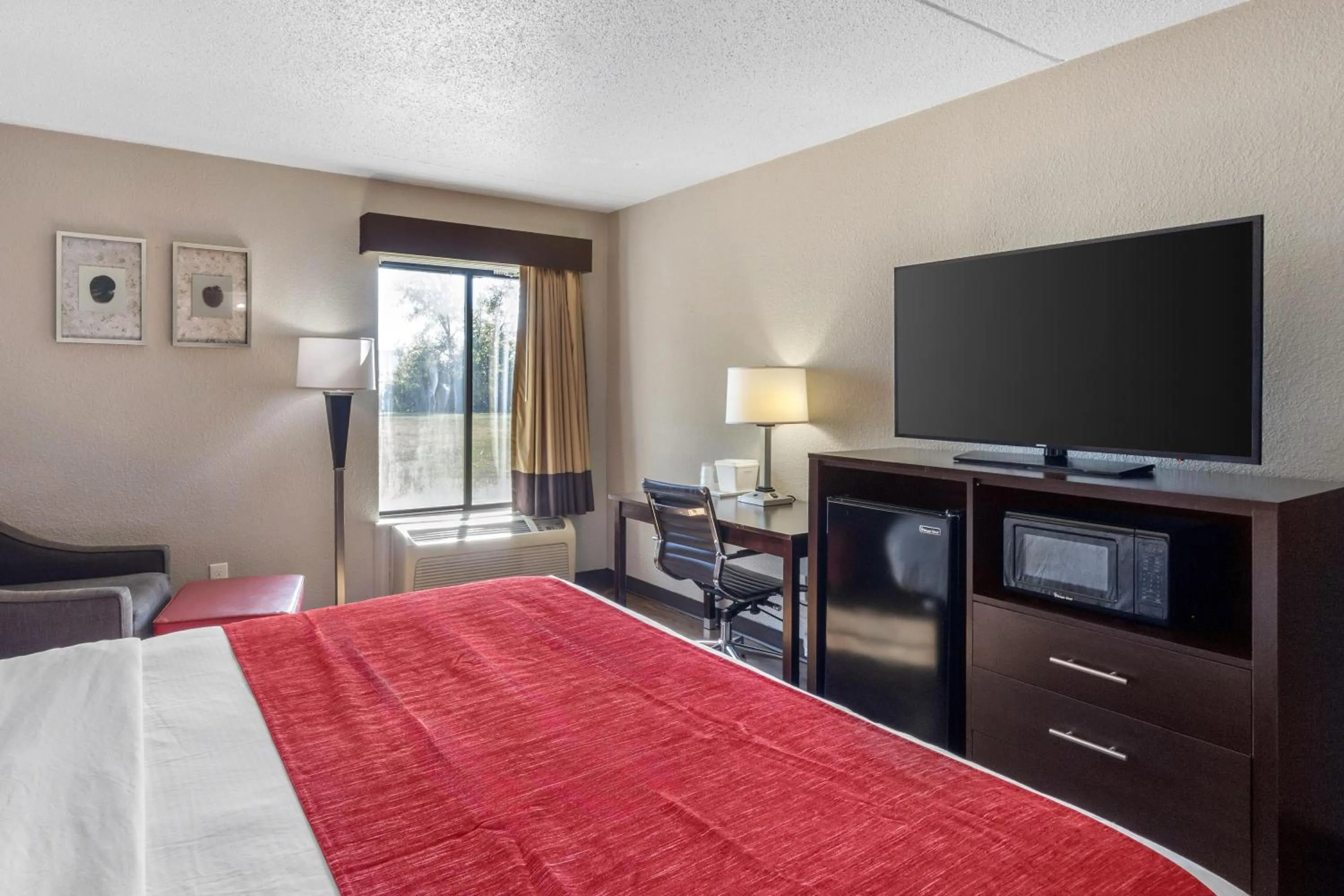 Bedroom, Bed in SureStay by Best Western Greenville