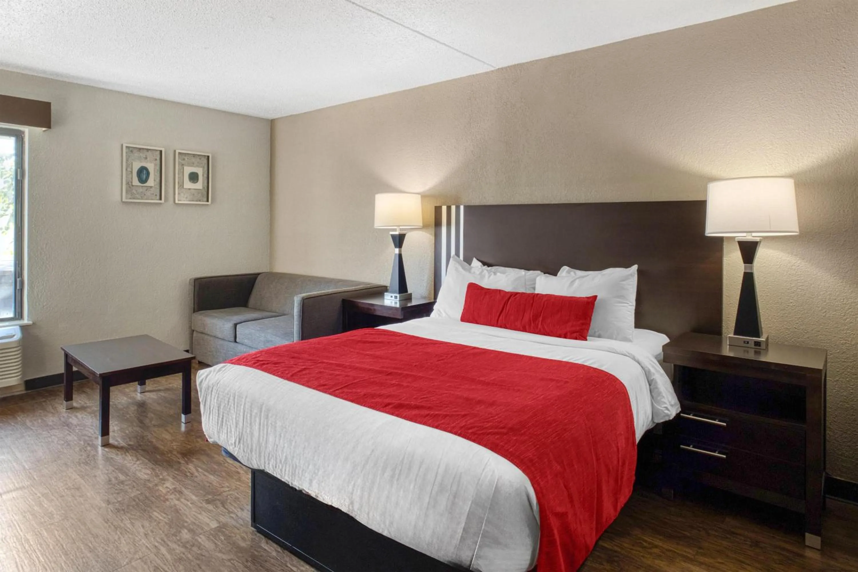 Bedroom, Bed in SureStay by Best Western Greenville