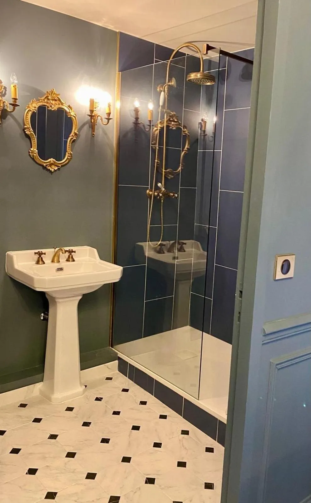 Shower in Château d'Ermenonville