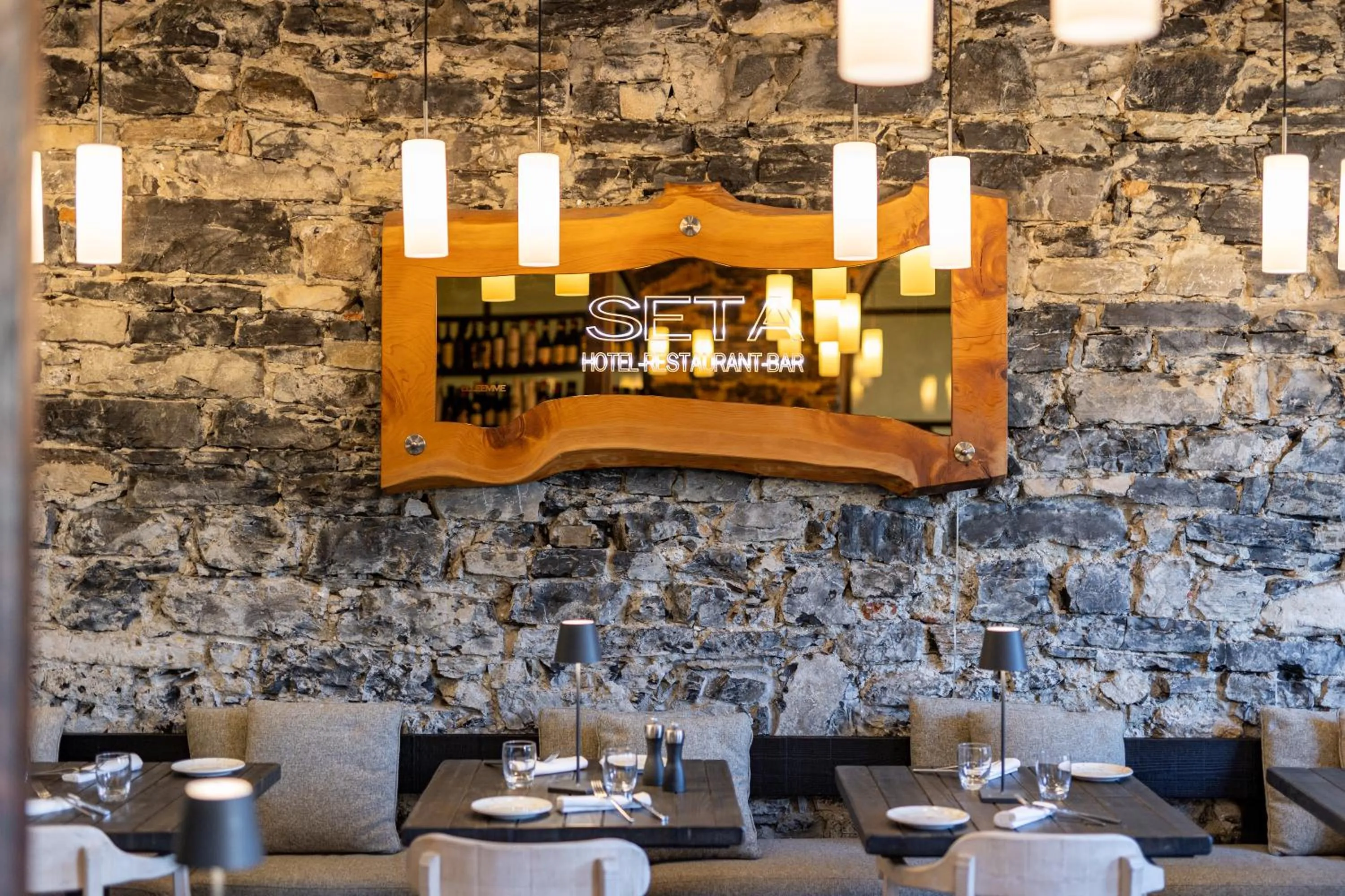 Restaurant/places to eat in Seta Hotel