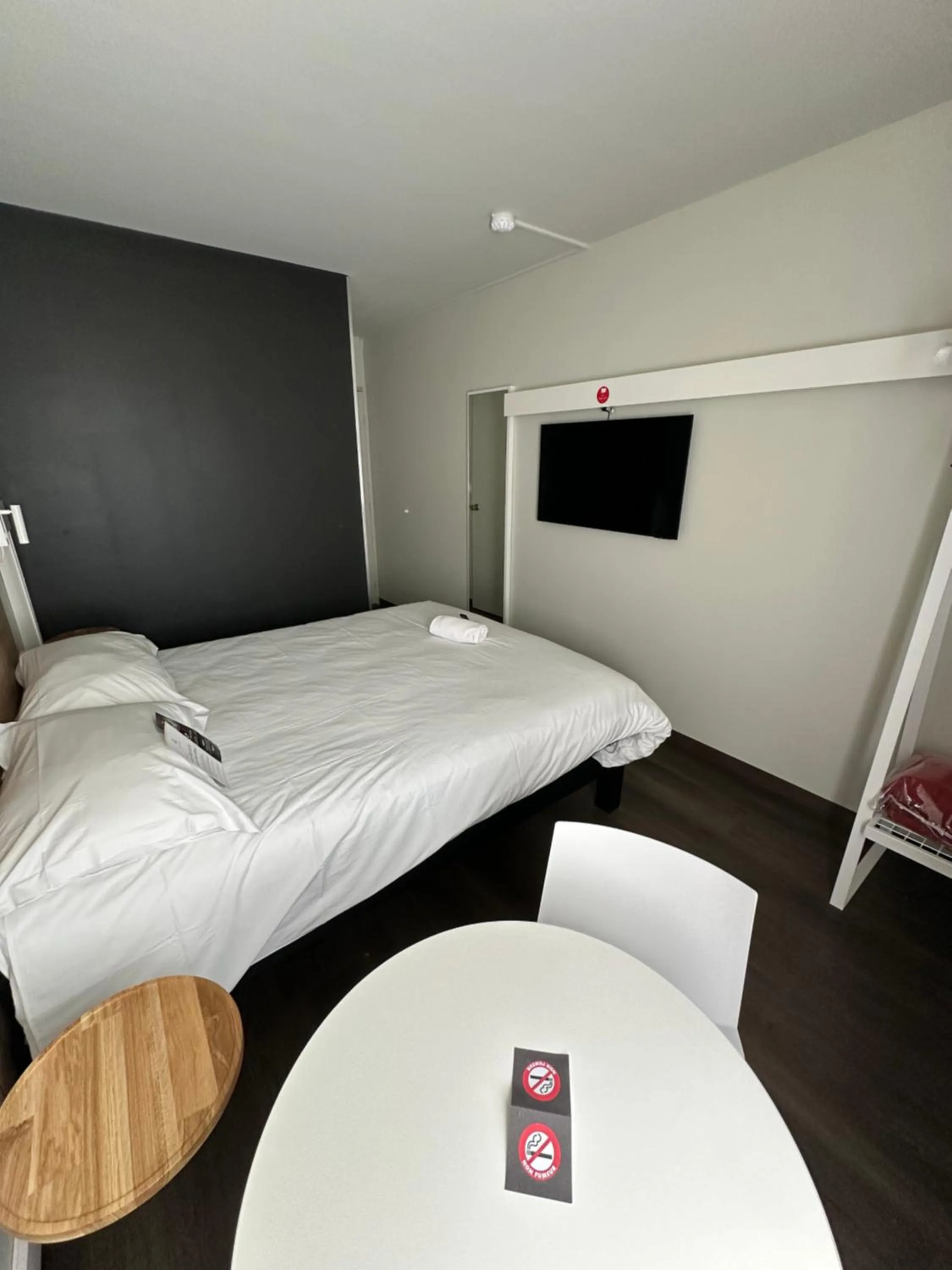 Photo of the whole room, Bed in ibis Abbeville