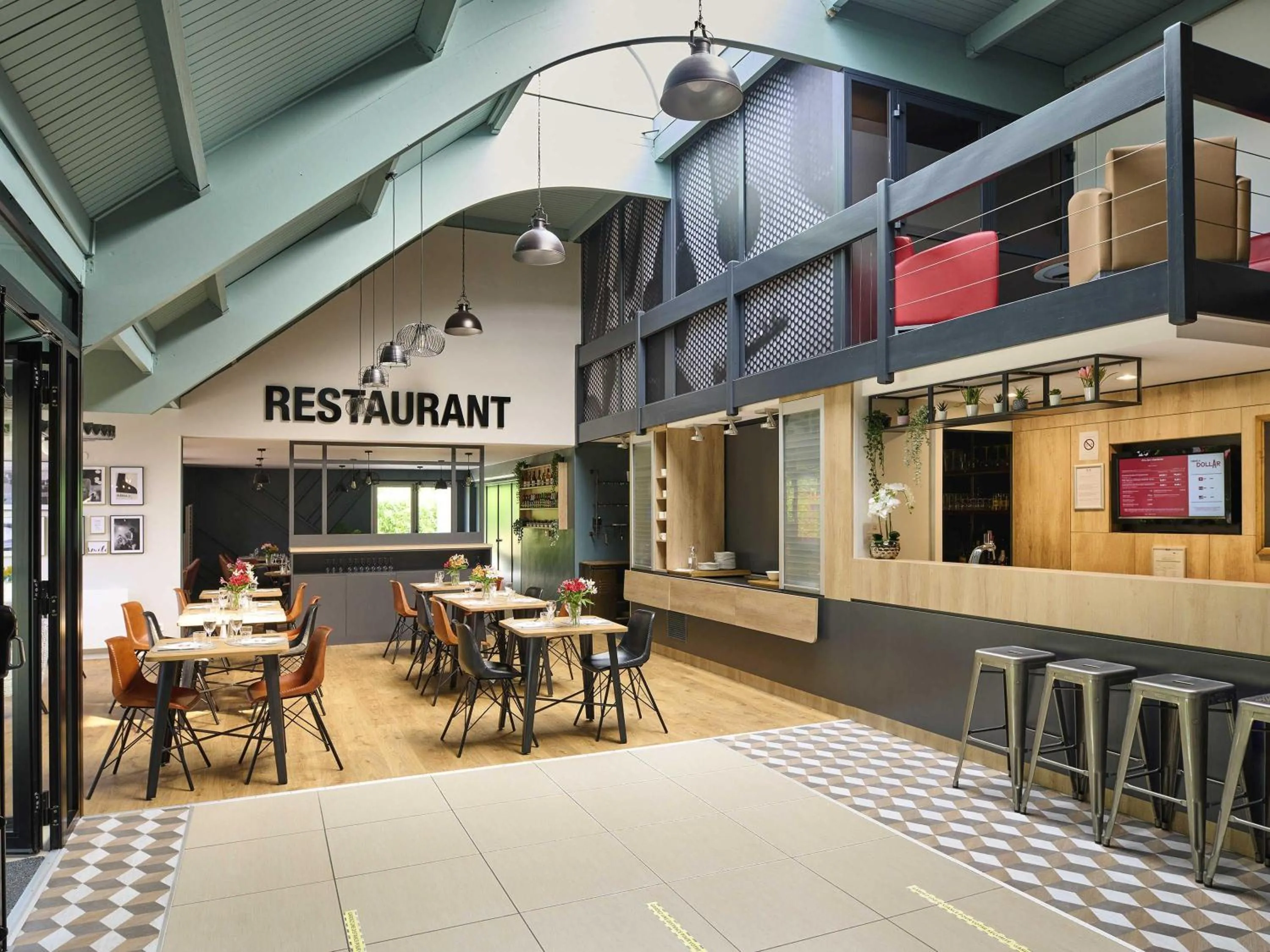 Lounge or bar in ibis Abbeville