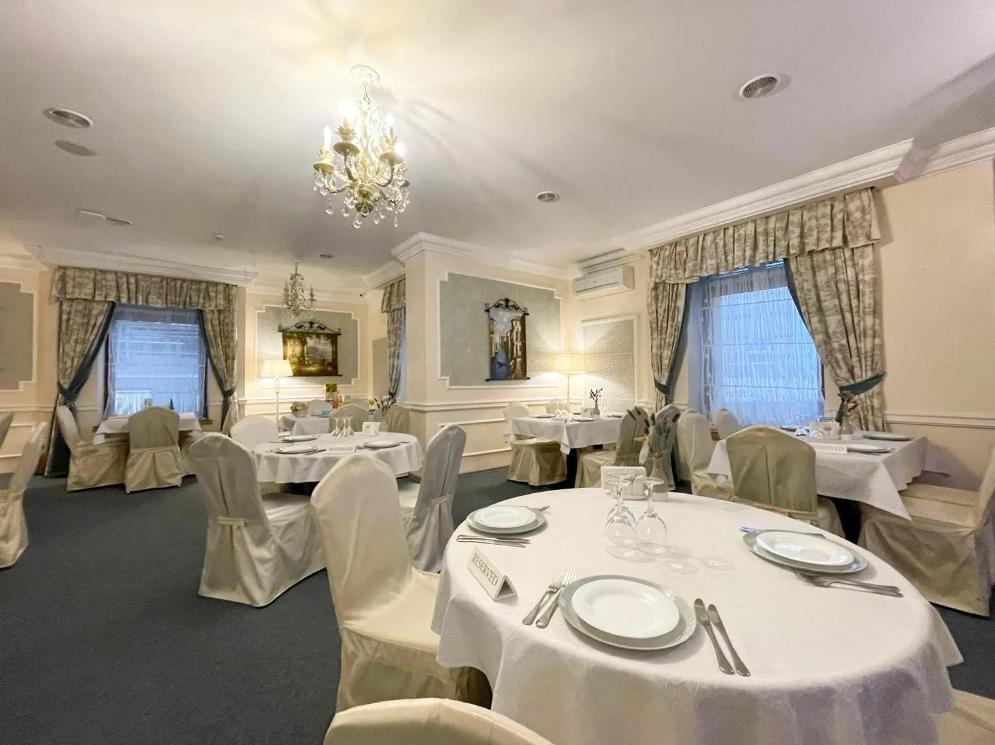 Restaurant/places to eat in Olympic Hotel