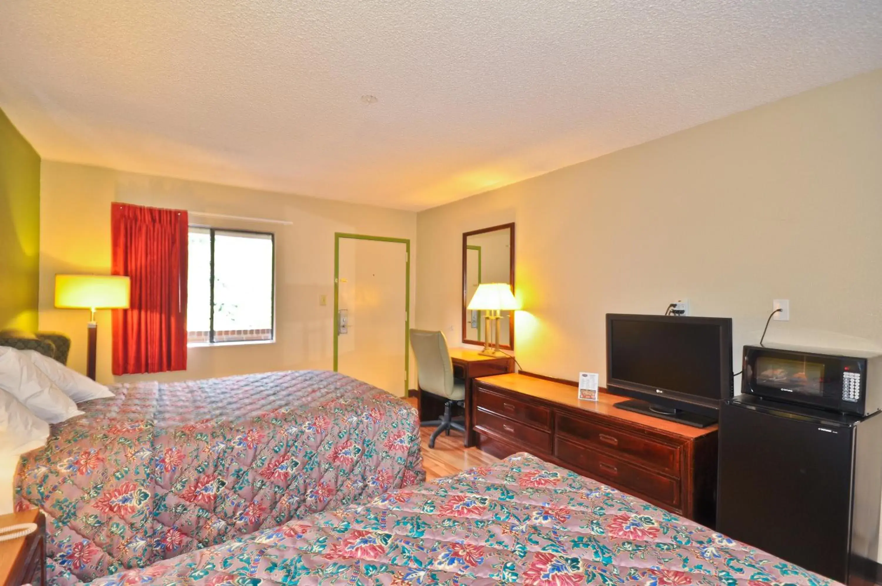 Bedroom, TV/Entertainment Center in Country Hearth Inn & Suites Marietta