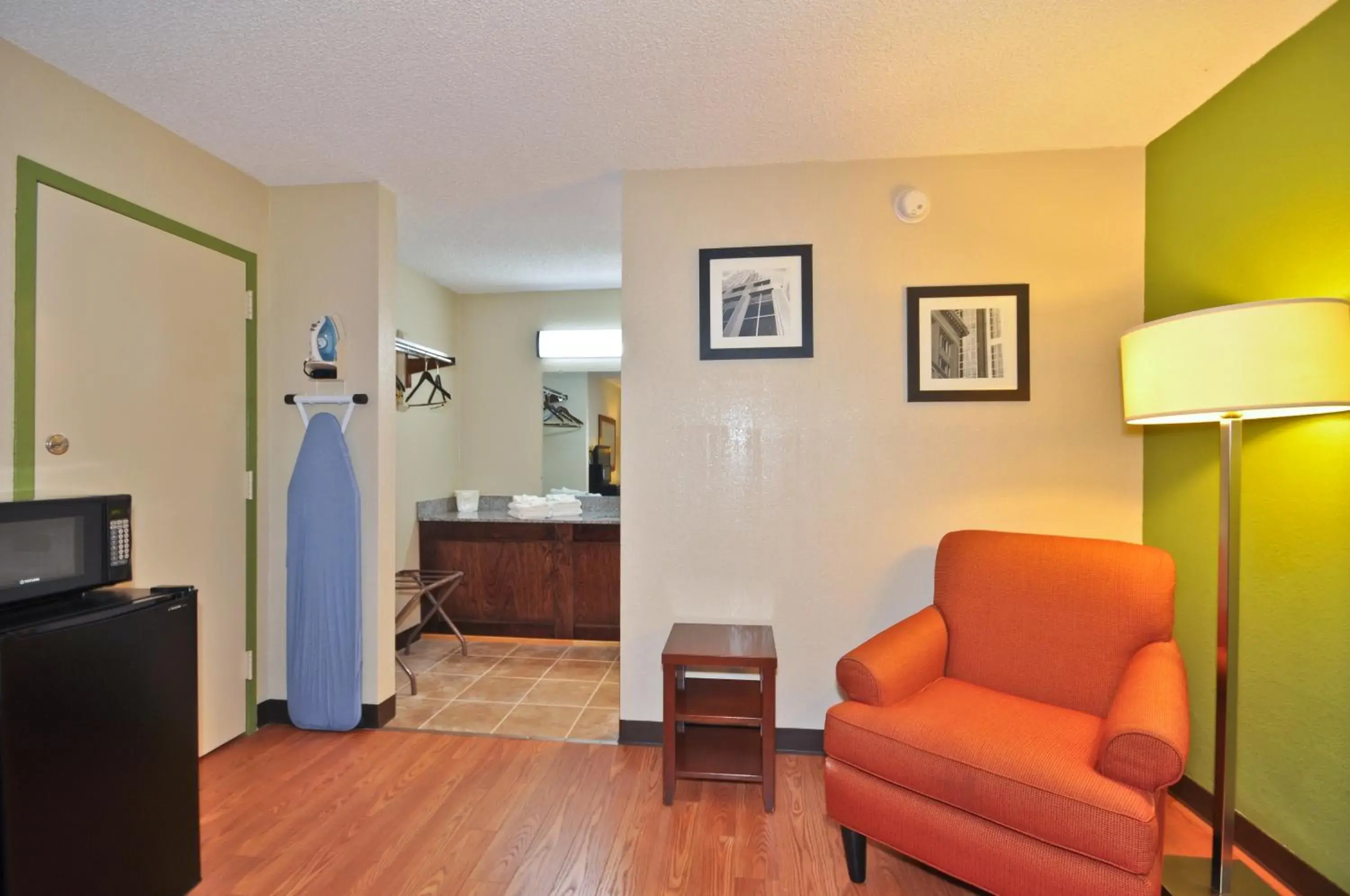 Living room, Seating Area in Country Hearth Inn & Suites Marietta