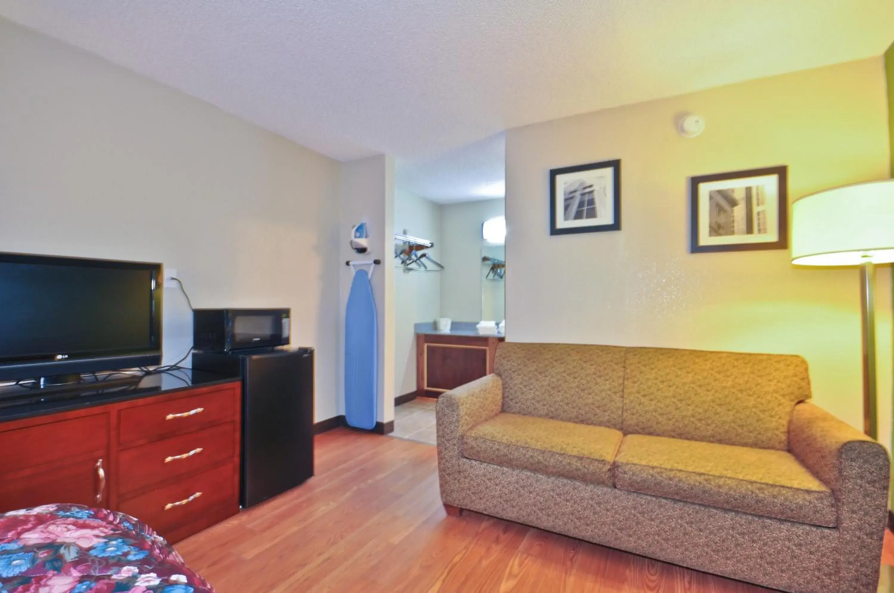 Living room, Seating Area in Country Hearth Inn & Suites Marietta