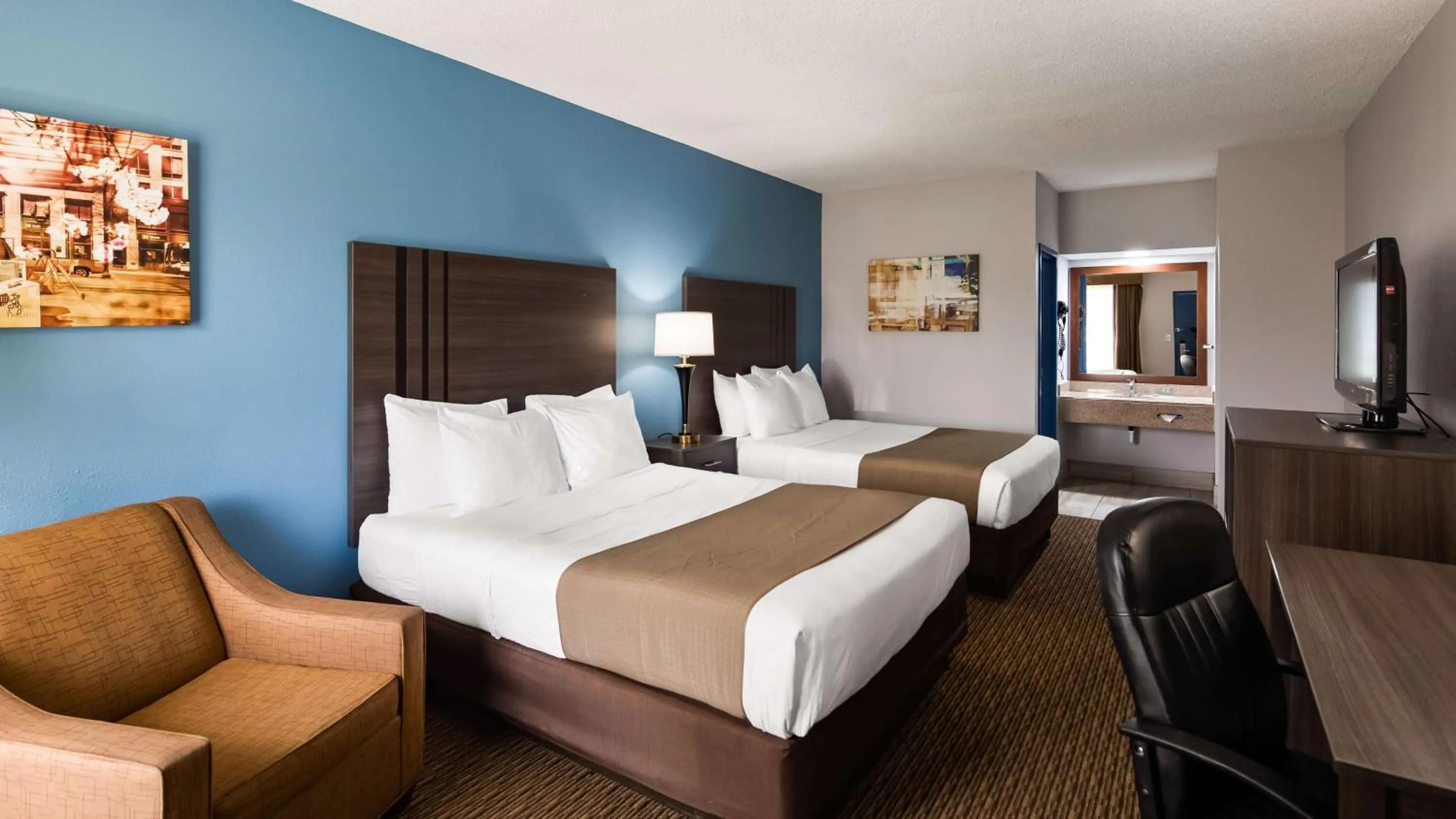 Photo of the whole room, Bed in Best Western Emporia