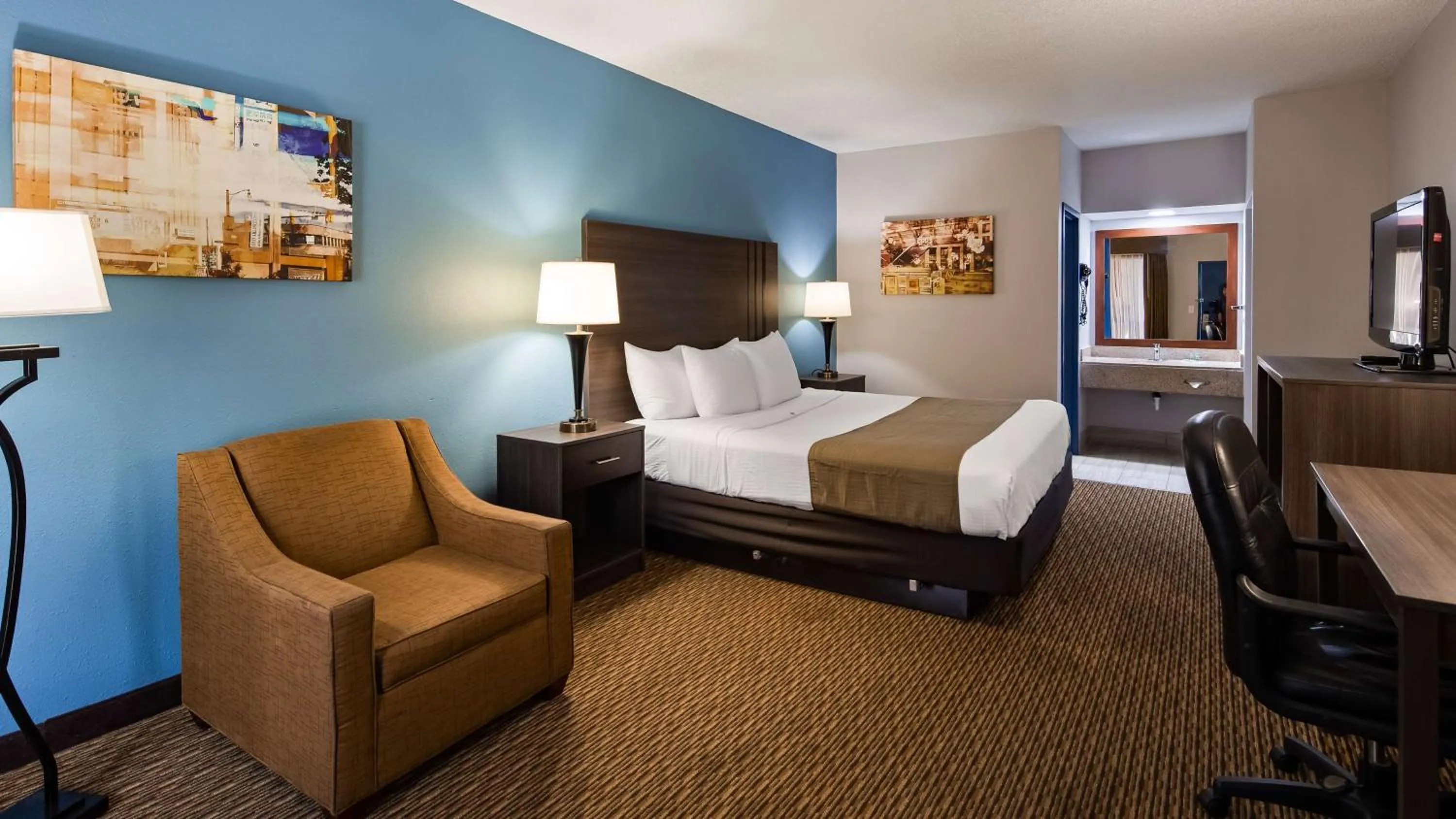 Photo of the whole room, Bed in Best Western Emporia