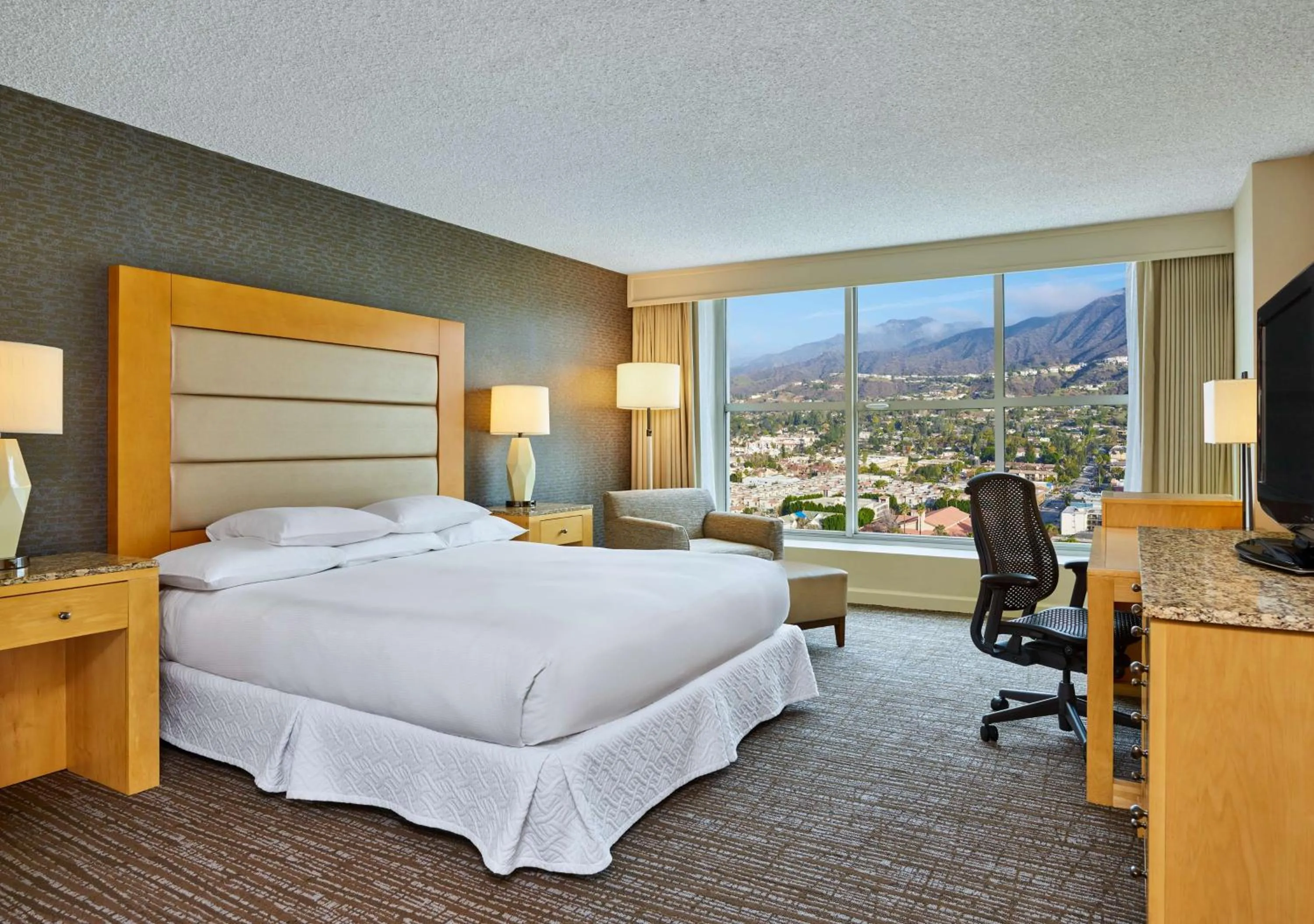 Bedroom, Bed in Hilton Los Angeles North-Glendale & Executive Meeting Center