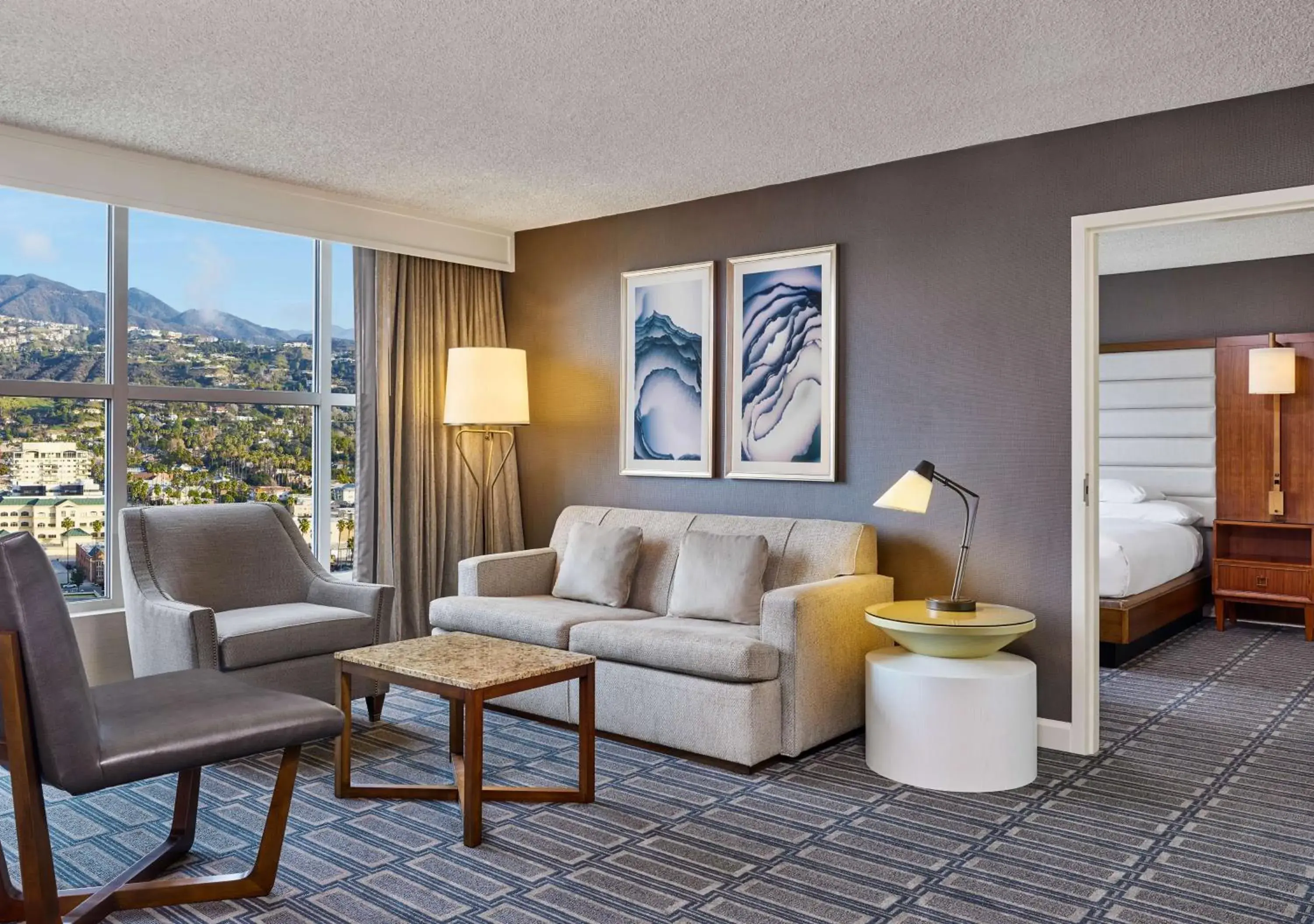 Living room, Seating Area in Hilton Los Angeles North/Glendale And Executive Meeting Ctr