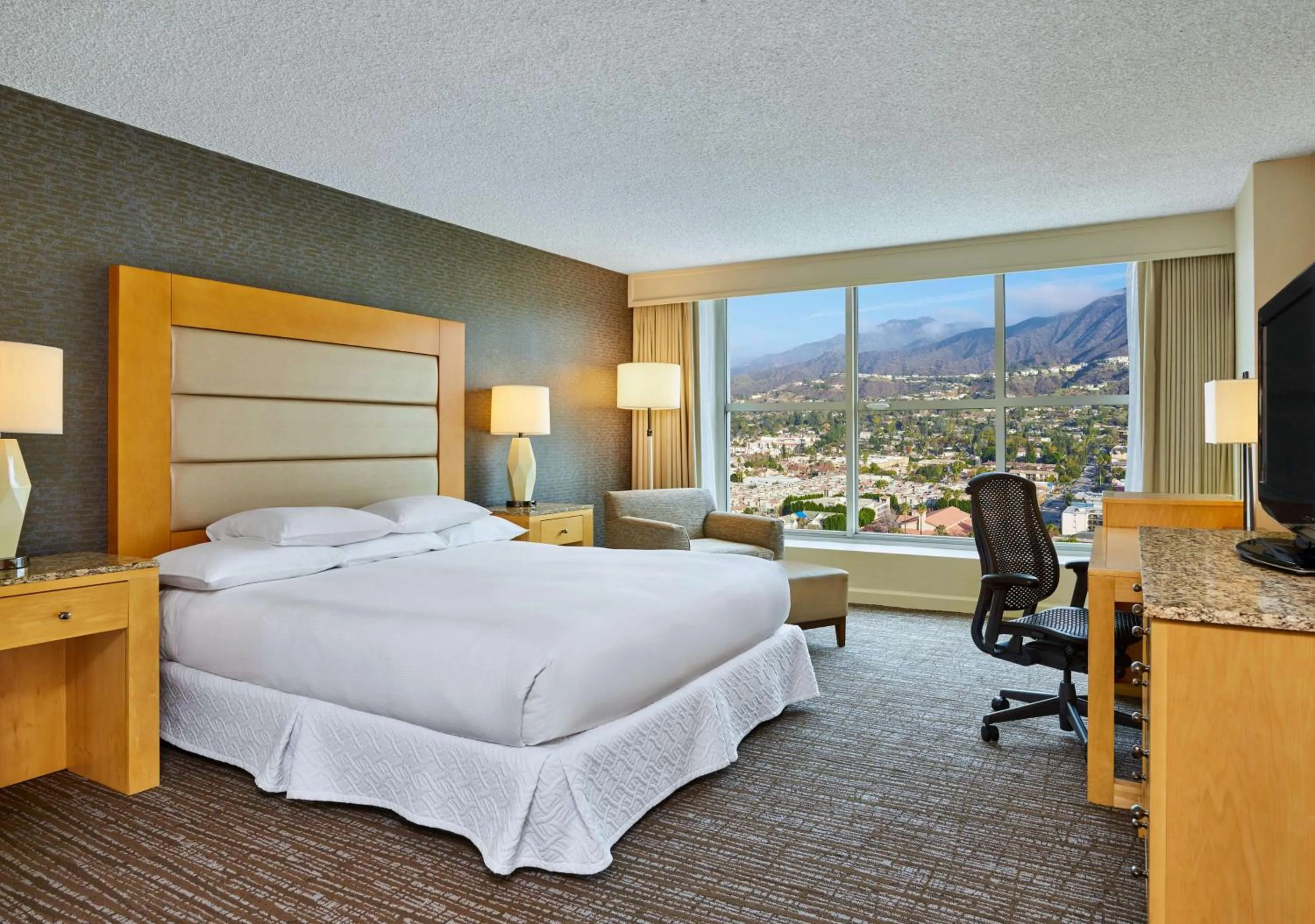 Bed in Hilton Los Angeles North-Glendale & Executive Meeting Center