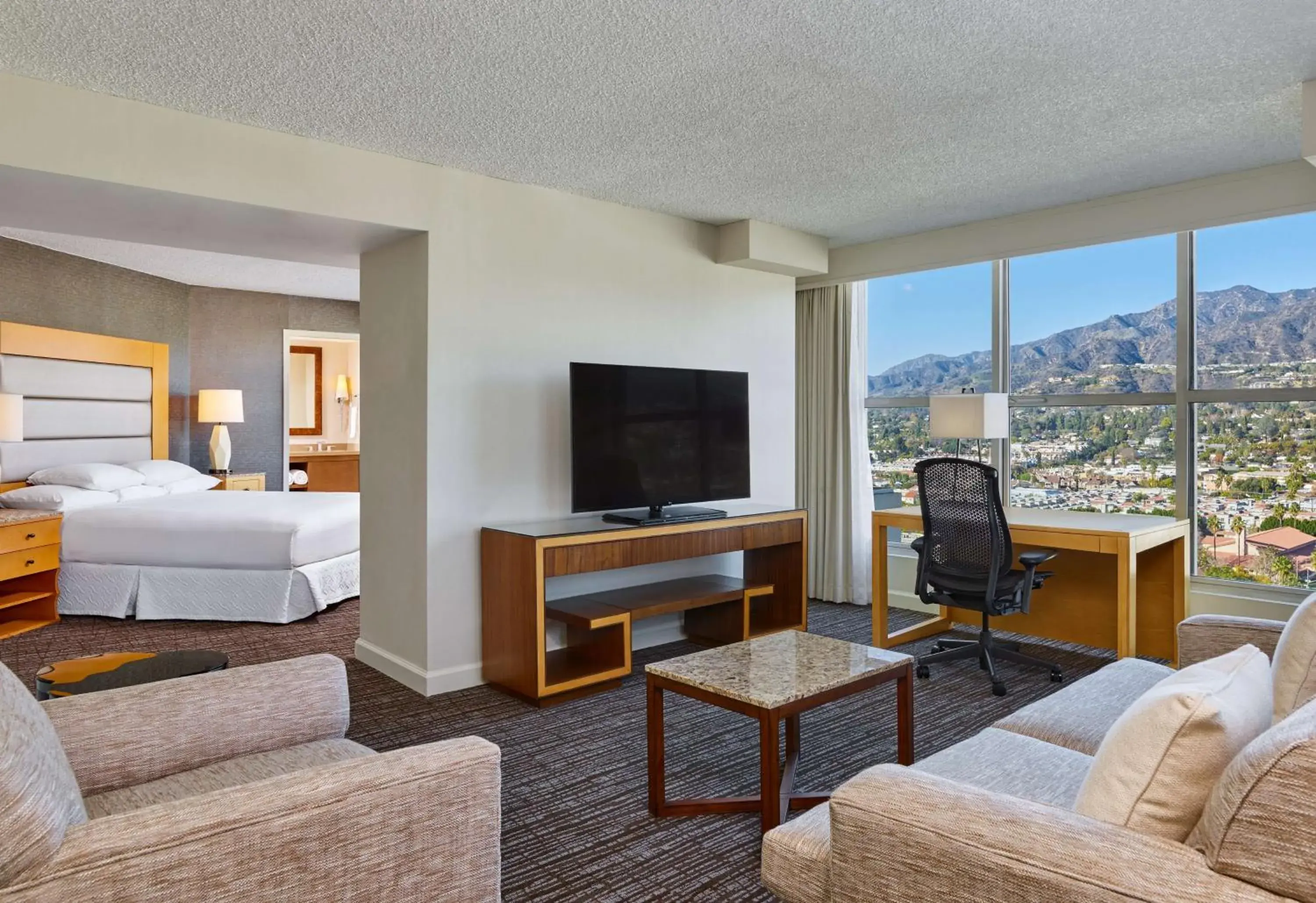 Living room, Bed in Hilton Los Angeles North/Glendale And Executive Meeting Ctr