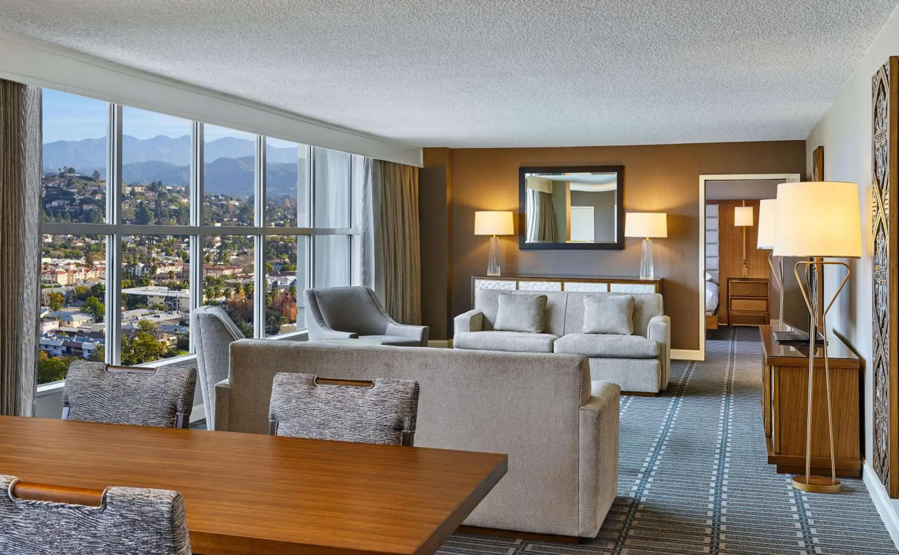 Living room, Seating Area in Hilton Los Angeles North/Glendale And Executive Meeting Ctr