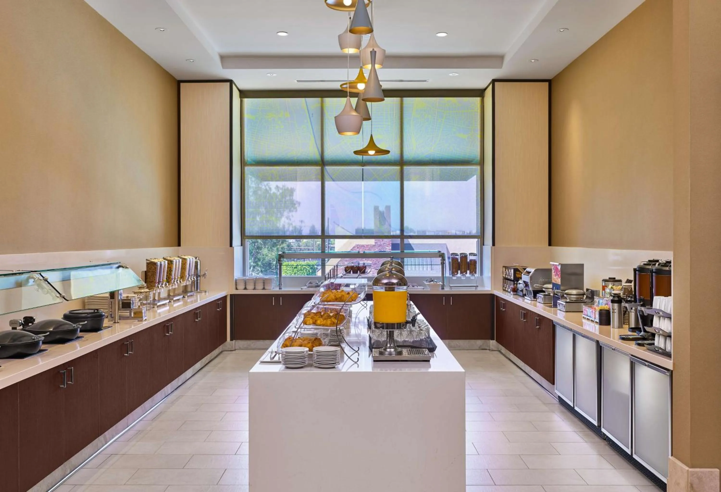 Restaurant/places to eat in Hilton Los Angeles North-Glendale & Executive Meeting Center