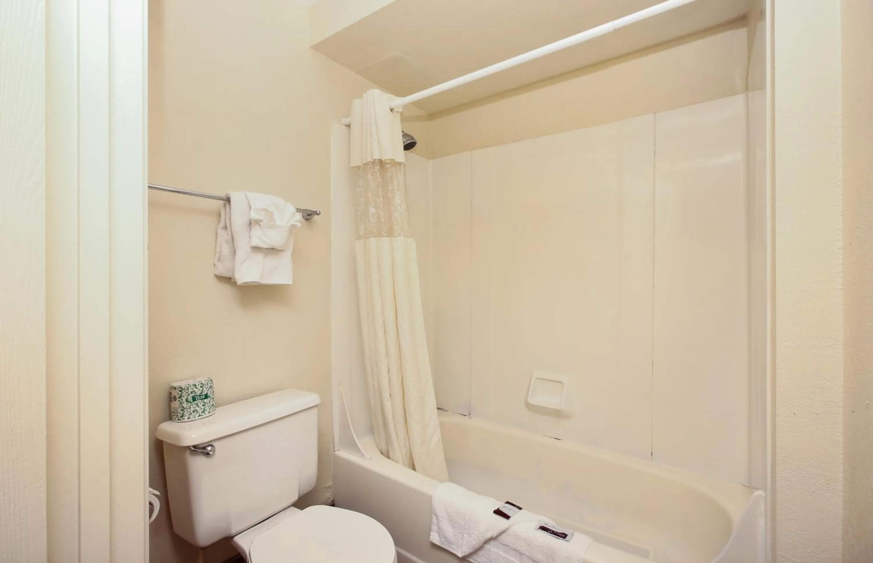 Bathroom in Red Roof Inn Lompoc