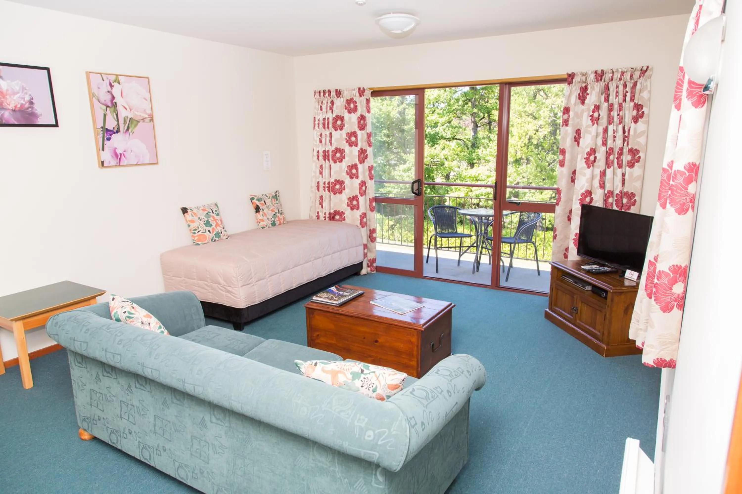 Deluxe One-Bedroom Apartment in Aspen Lodge Motel