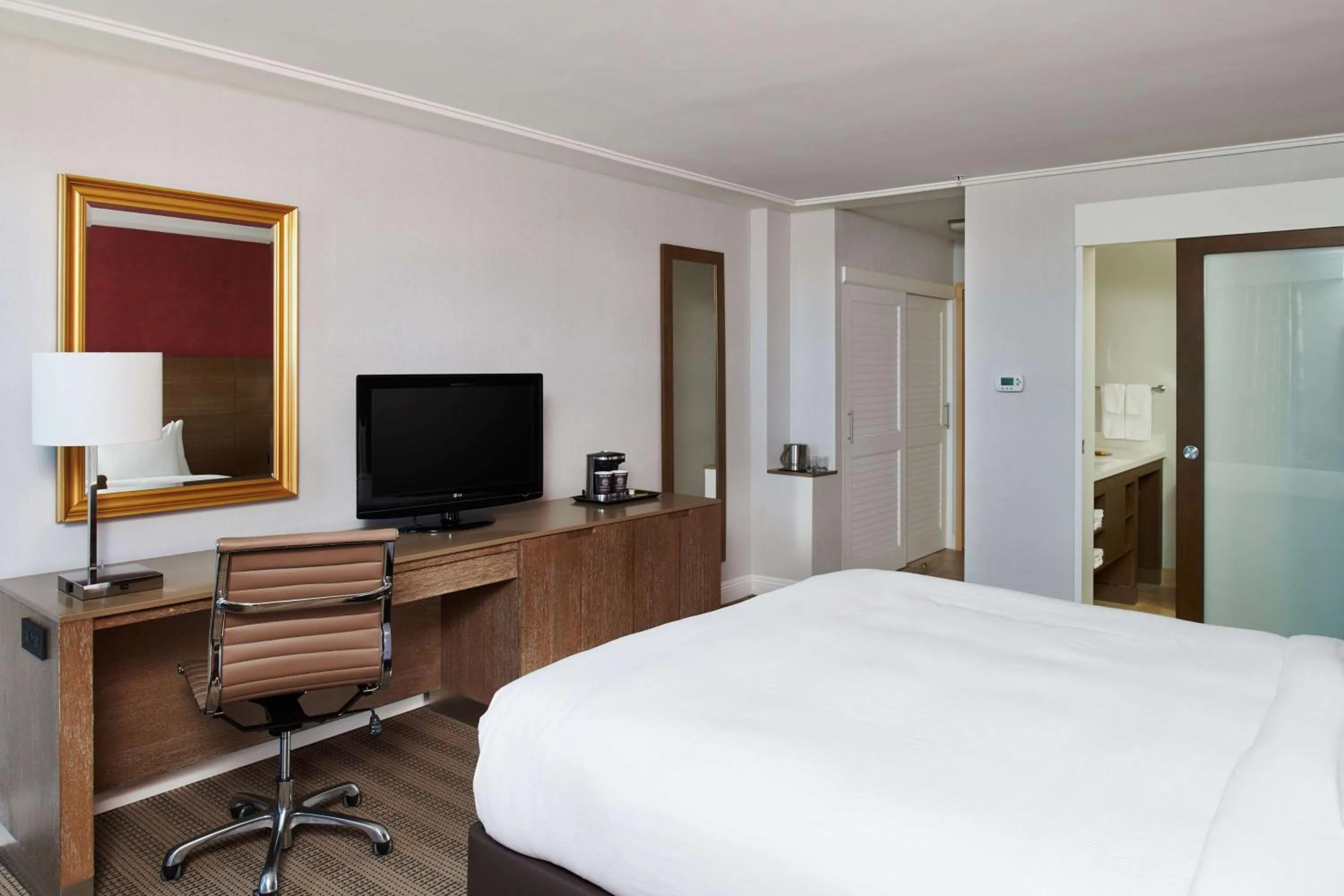 Bedroom, Bed in DoubleTree by Hilton Torrance - South Bay