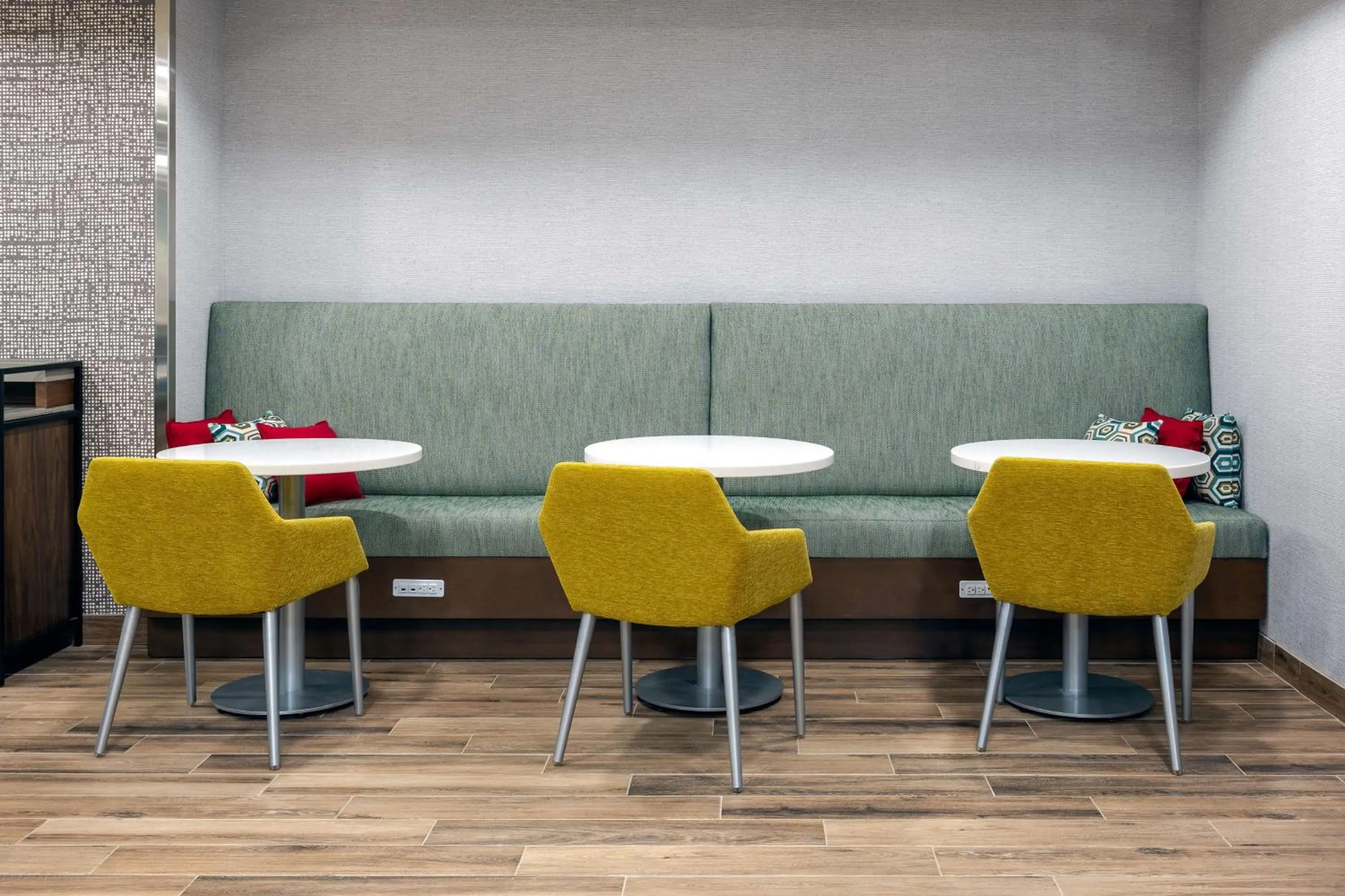 Breakfast in Hampton Inn & Suites Alpharetta Roswell