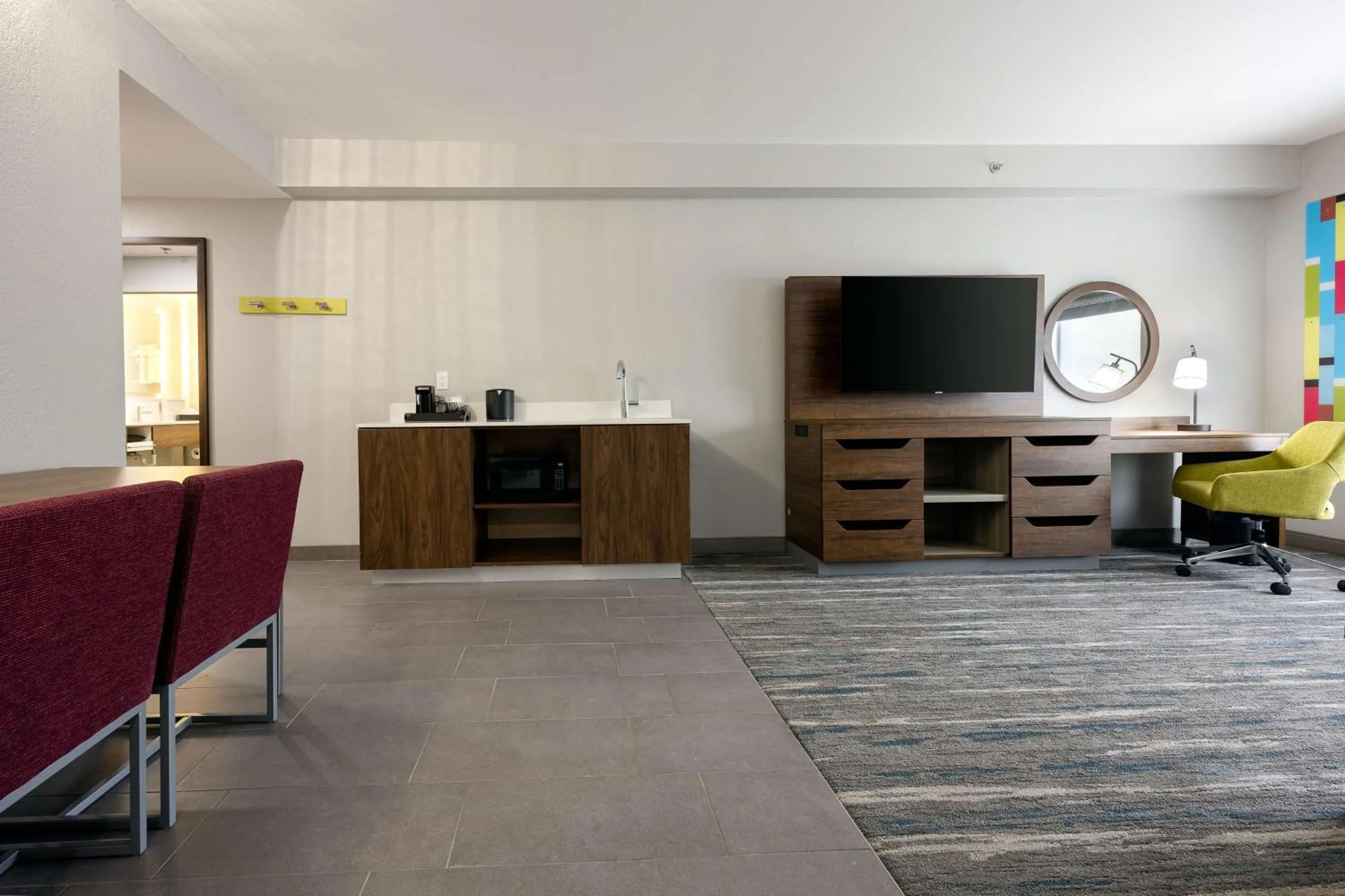 Bedroom in Hampton Inn & Suites Alpharetta Roswell