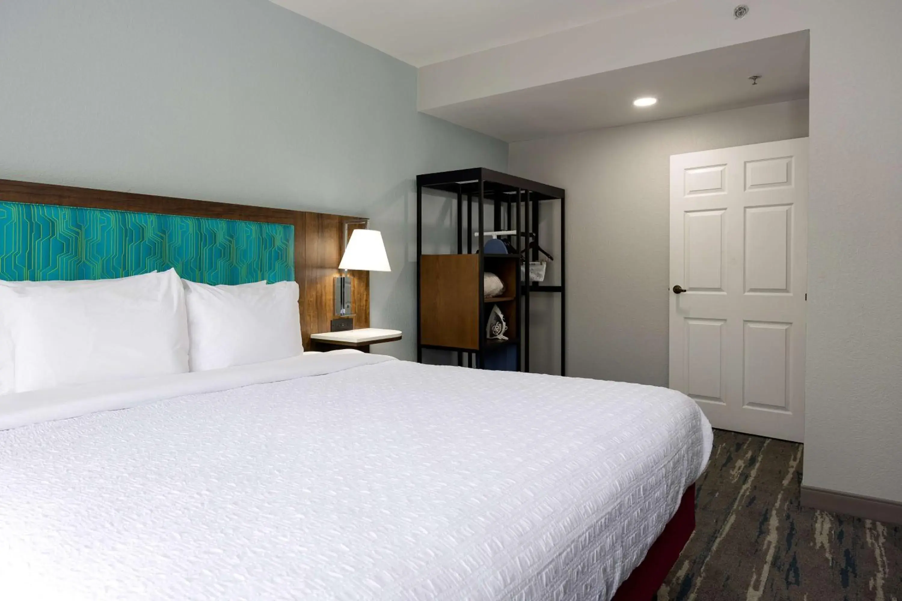 Bed in Hampton Inn & Suites Alpharetta Roswell Bed in Hampton Inn & Suites Alpharetta Roswell