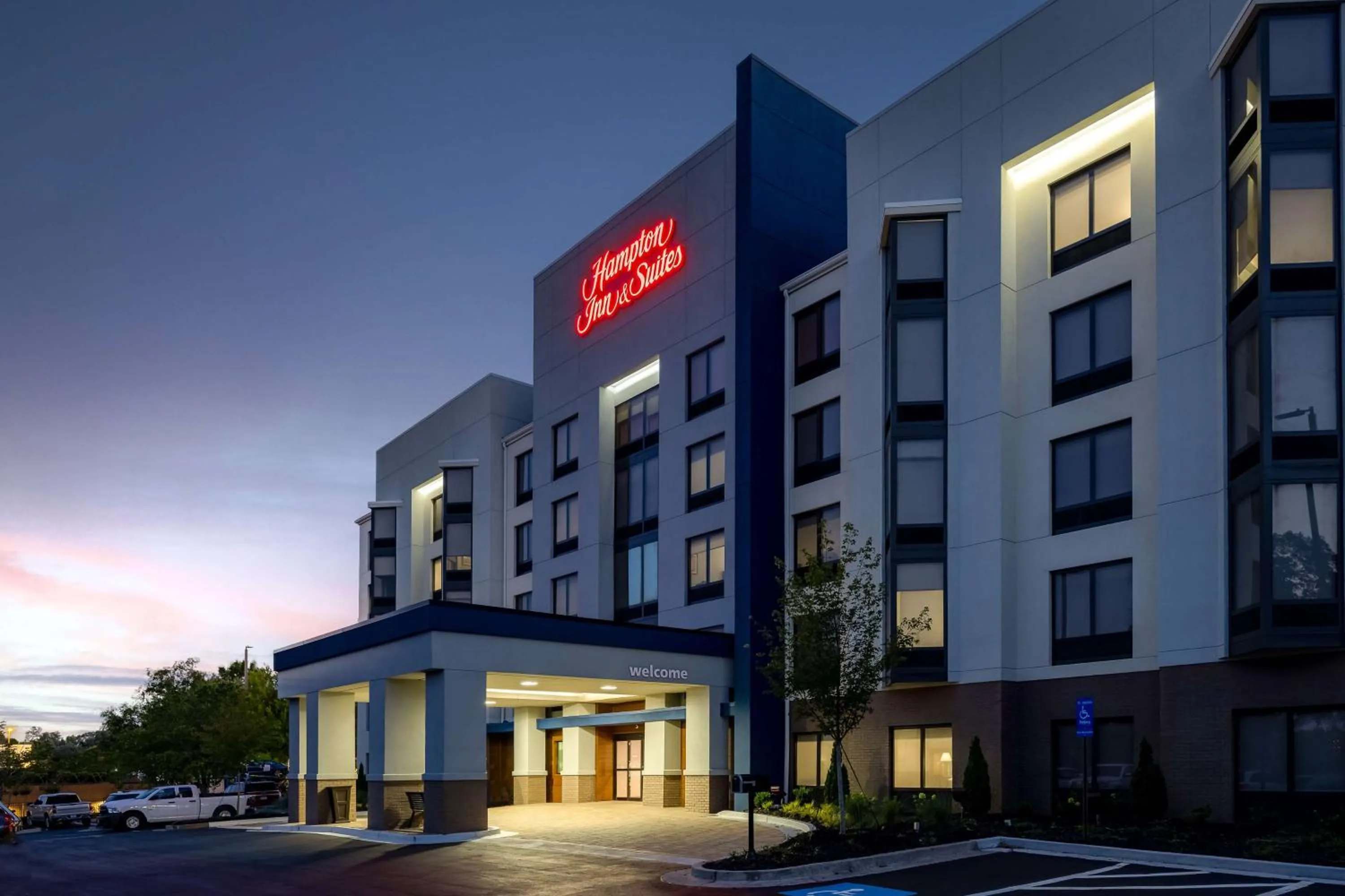 Property building in Hampton Inn & Suites Alpharetta Roswell