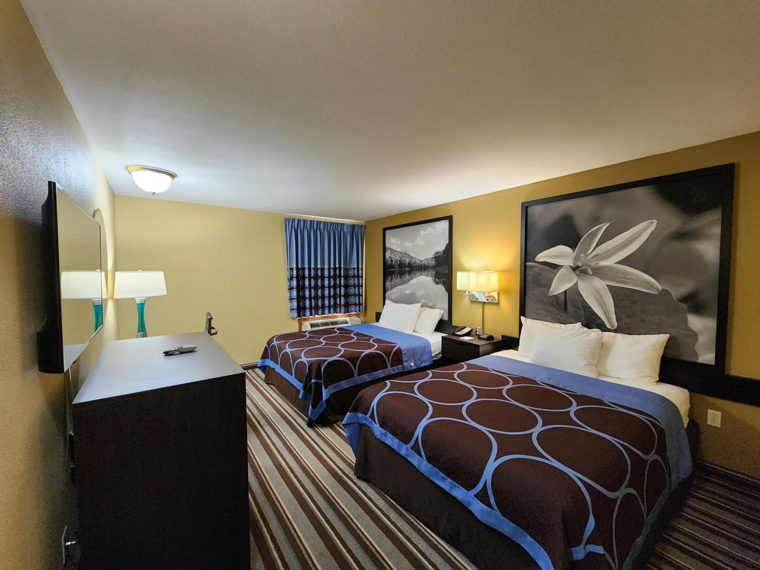 Guests, Bed in Super 8 by Wyndham Pine Bluff