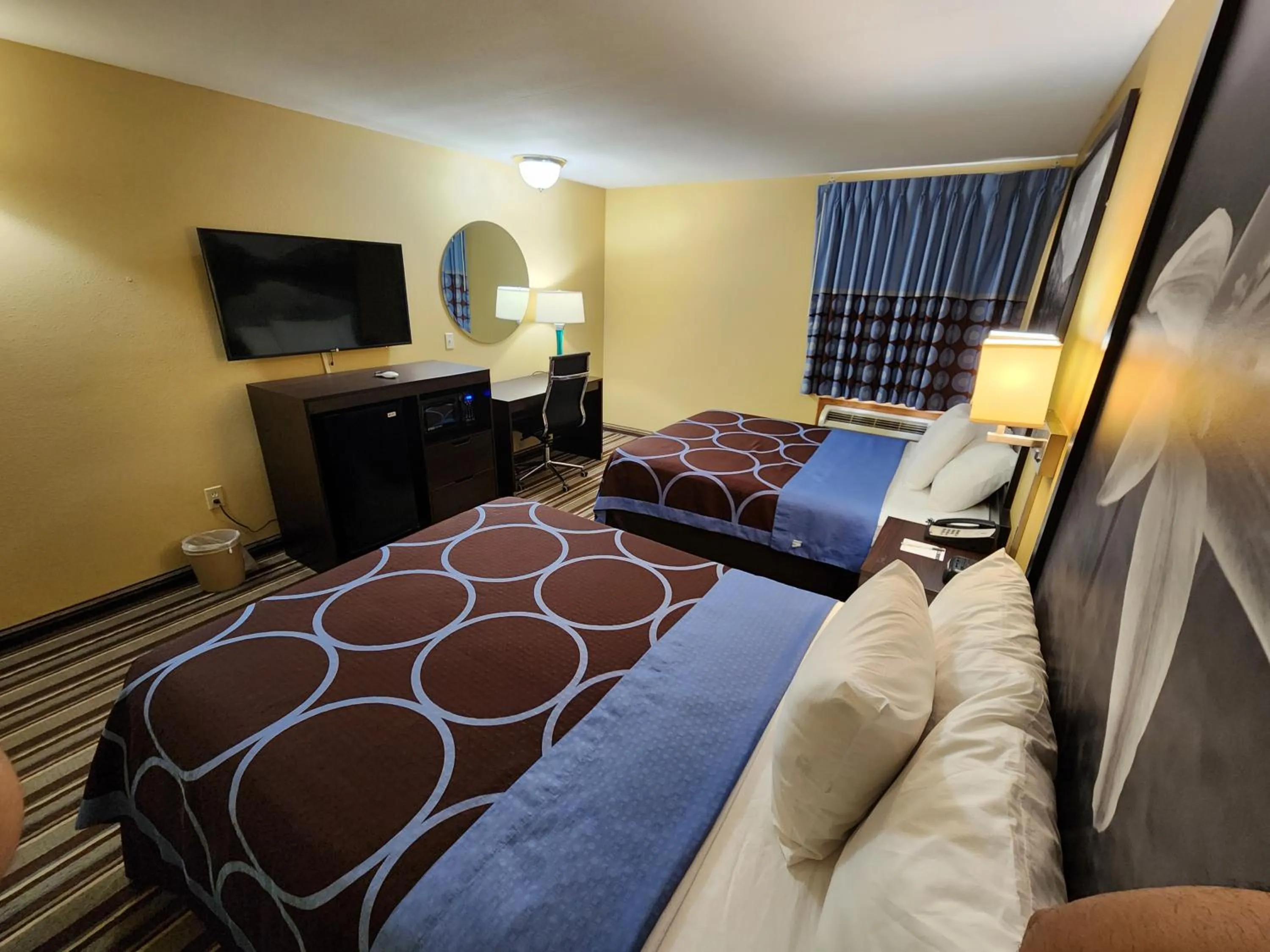 Guests, Bed in Super 8 by Wyndham Pine Bluff