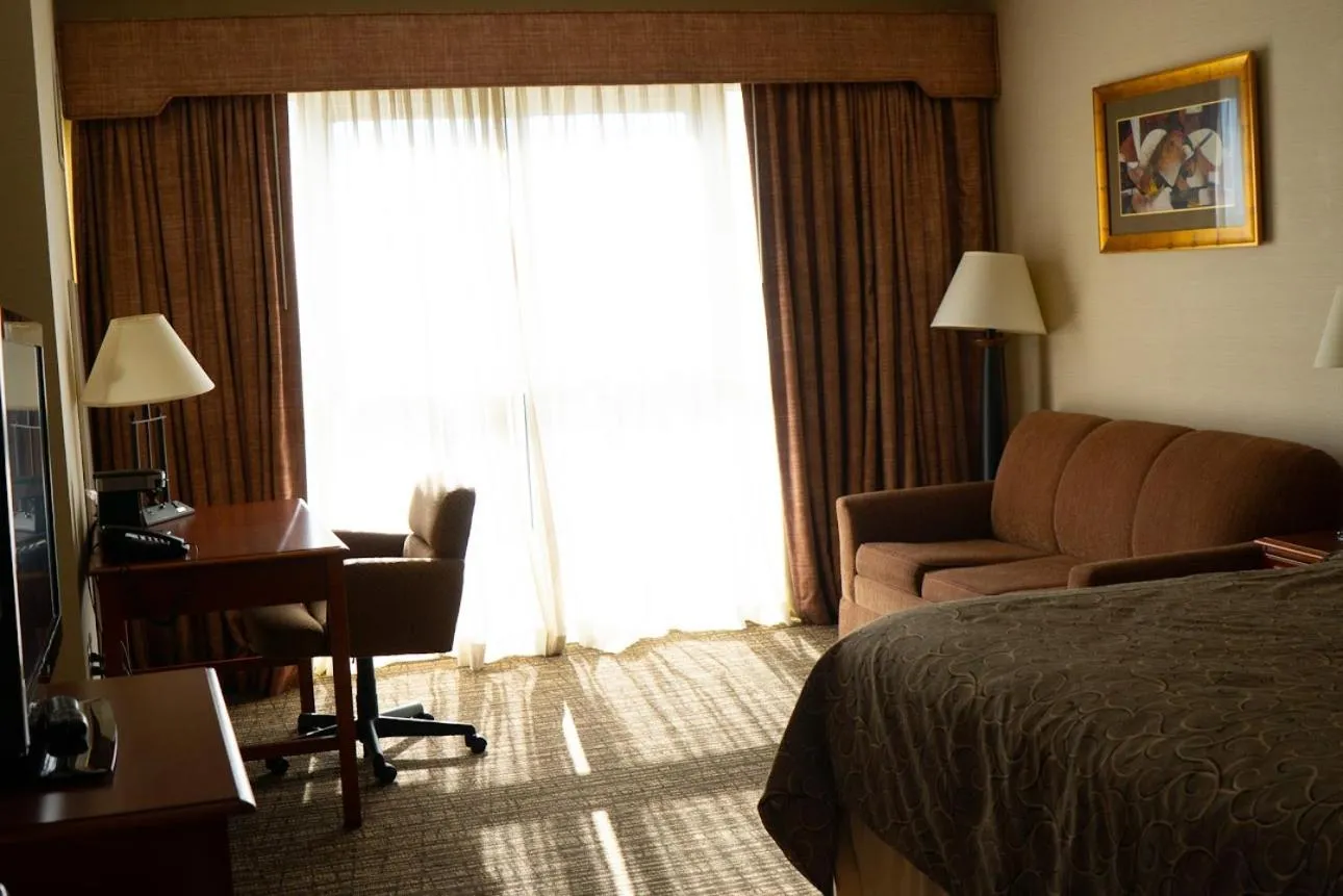 Living room, Bed in Hotel Topeka at City Center