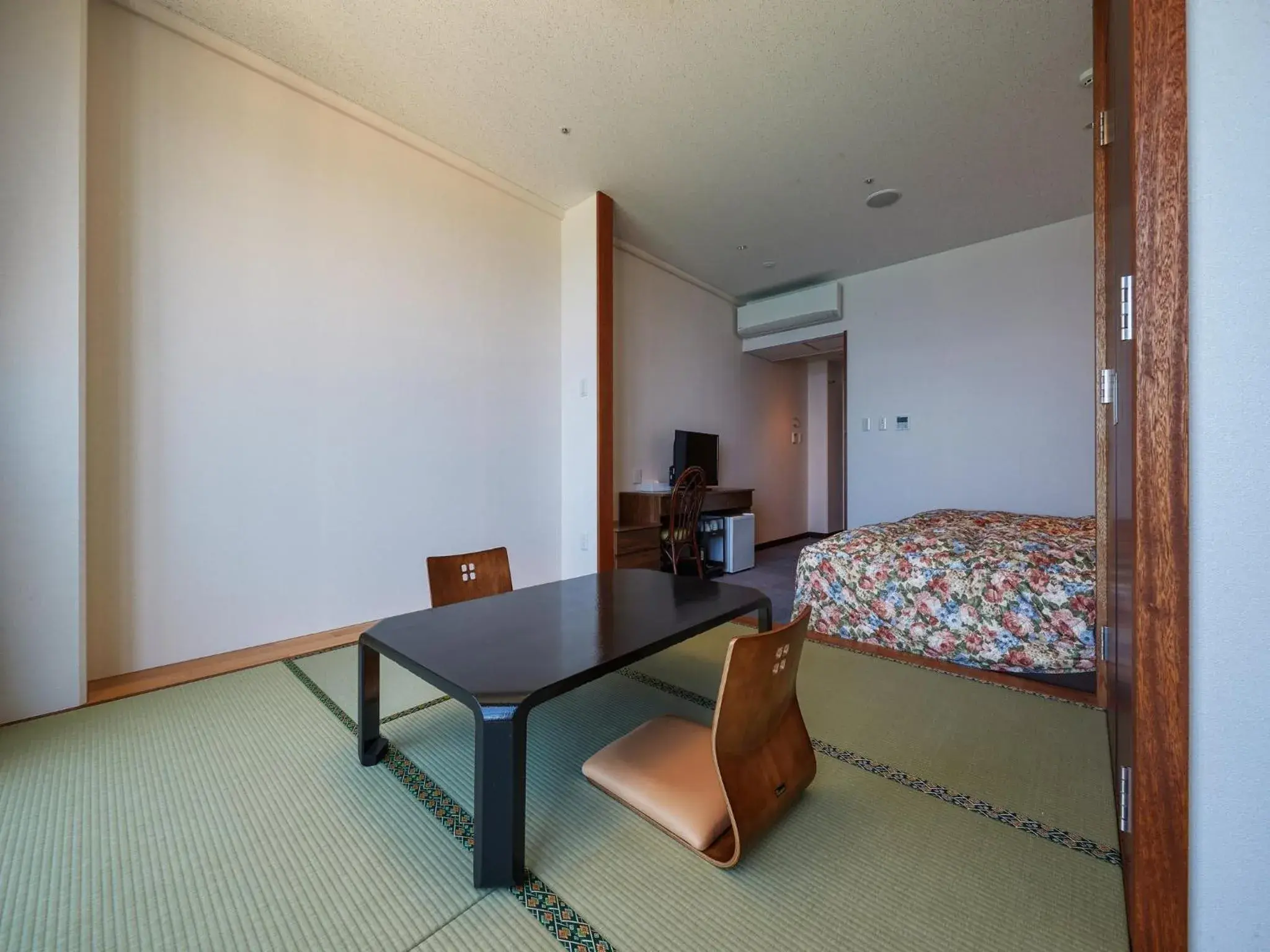 Photo of the whole room, Bed in Hotel Miyuki Beach Photo of the whole room, Bed in Hotel Miyuki Beach