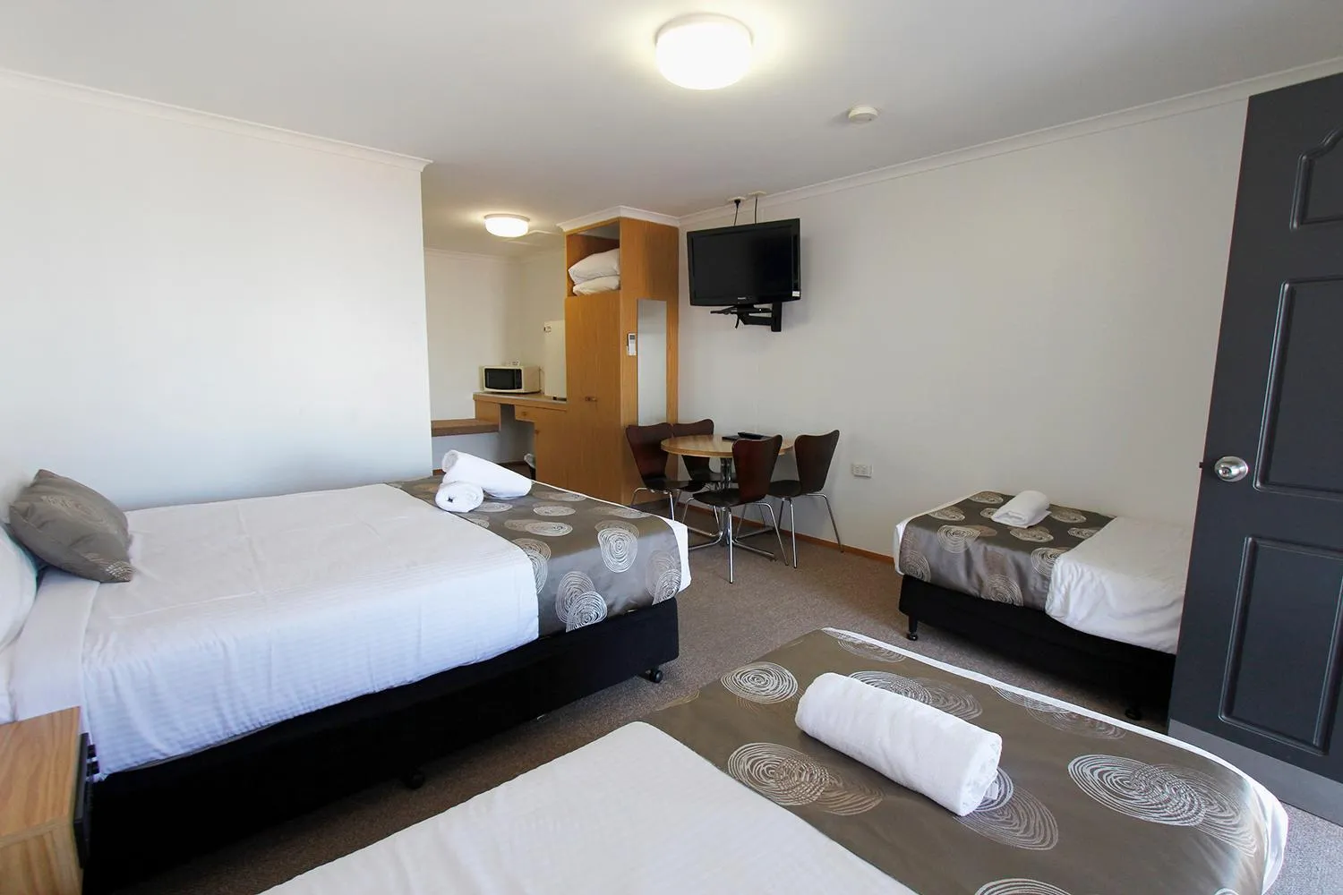 Bedroom, Bed in Blue Shades Motel