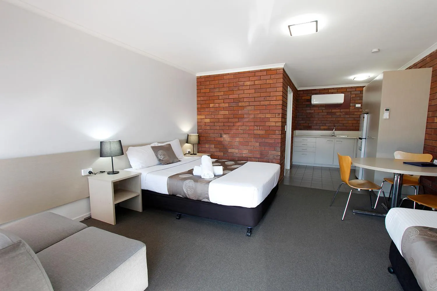 Bedroom, Bed in Blue Shades Motel