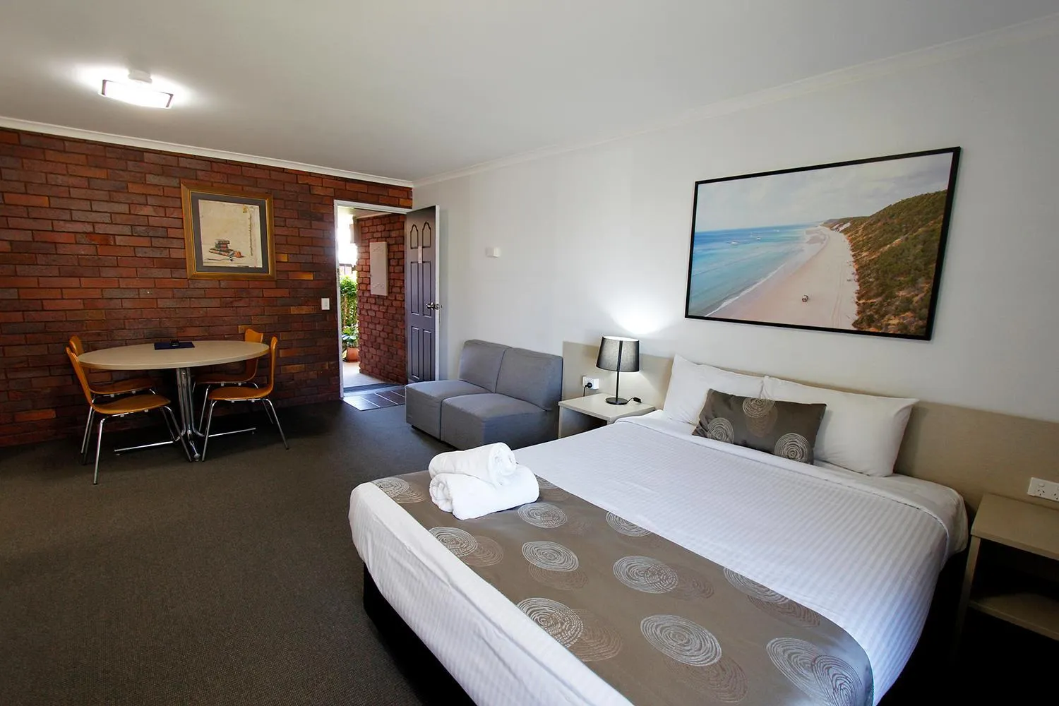 Bedroom, Bed in Blue Shades Motel