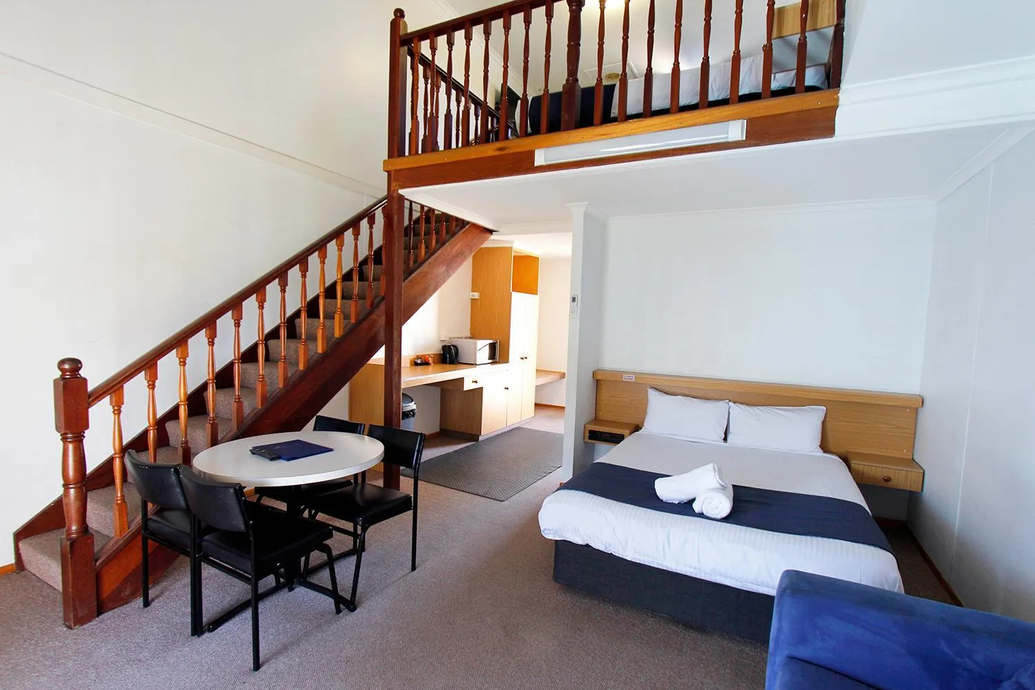 Bedroom, Bed in Blue Shades Motel