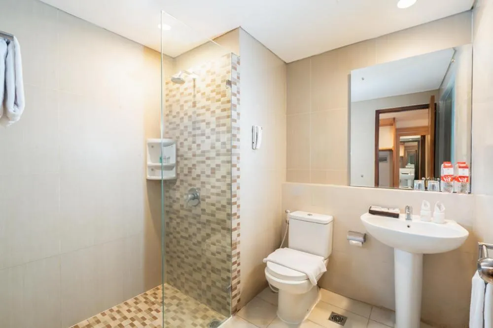 Bathroom in Merapi Merbabu Hotel Yogyakarta Powered by Archipelago
