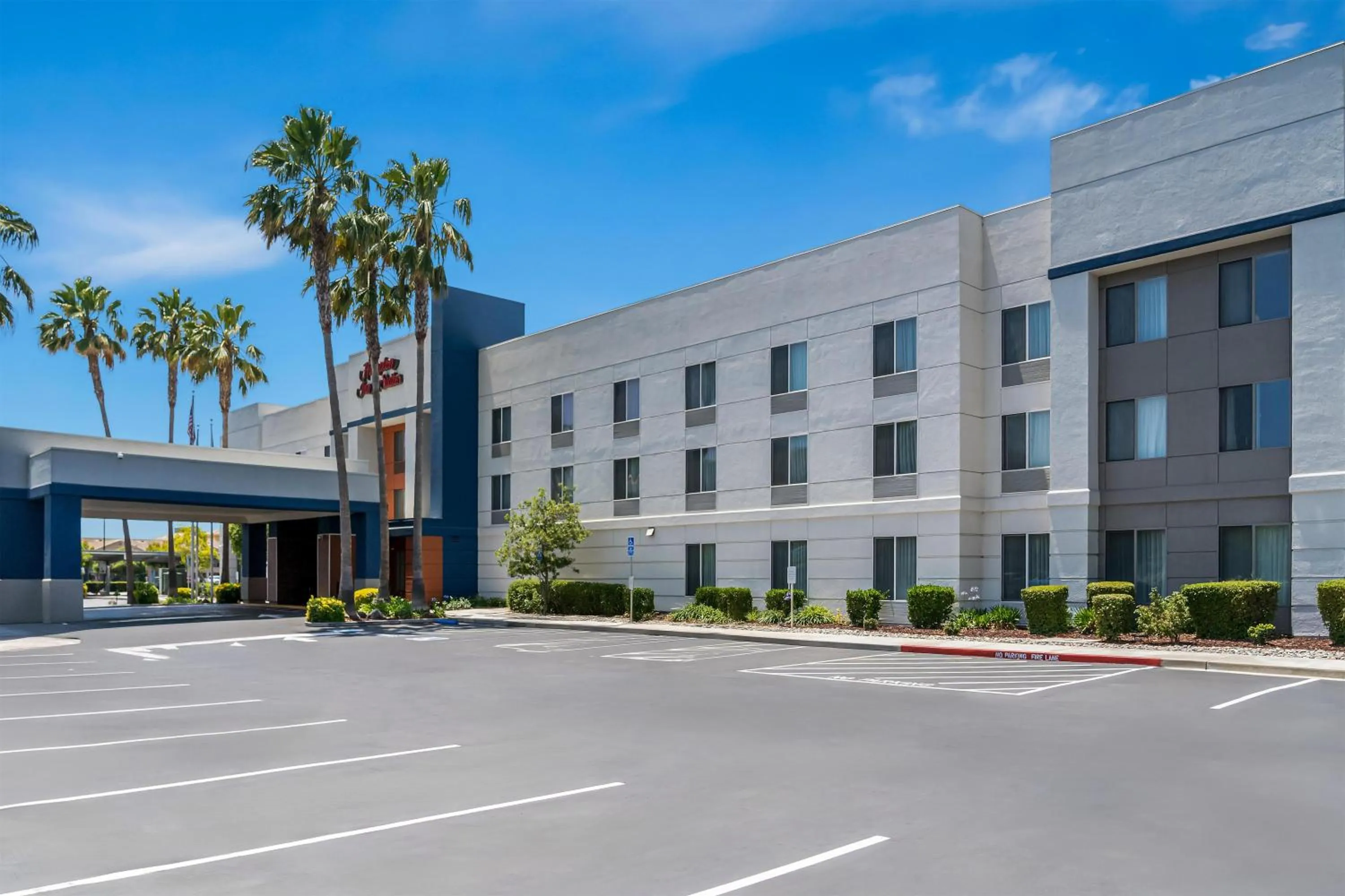 Property building in Hampton Inn & Suites Lathrop