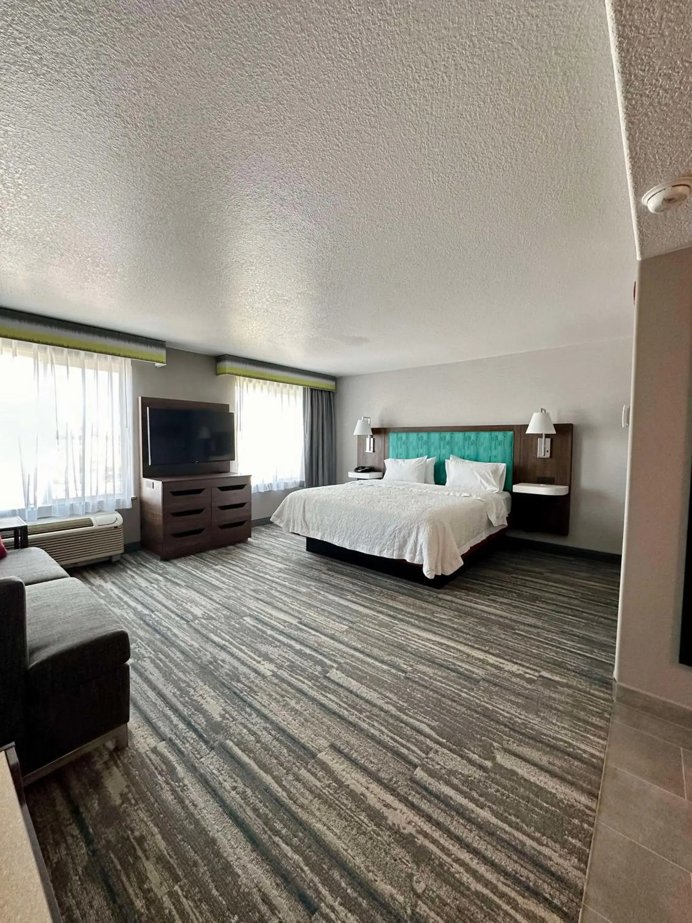 Bed in Hampton Inn & Suites Lathrop Bed in Hampton Inn & Suites Lathrop