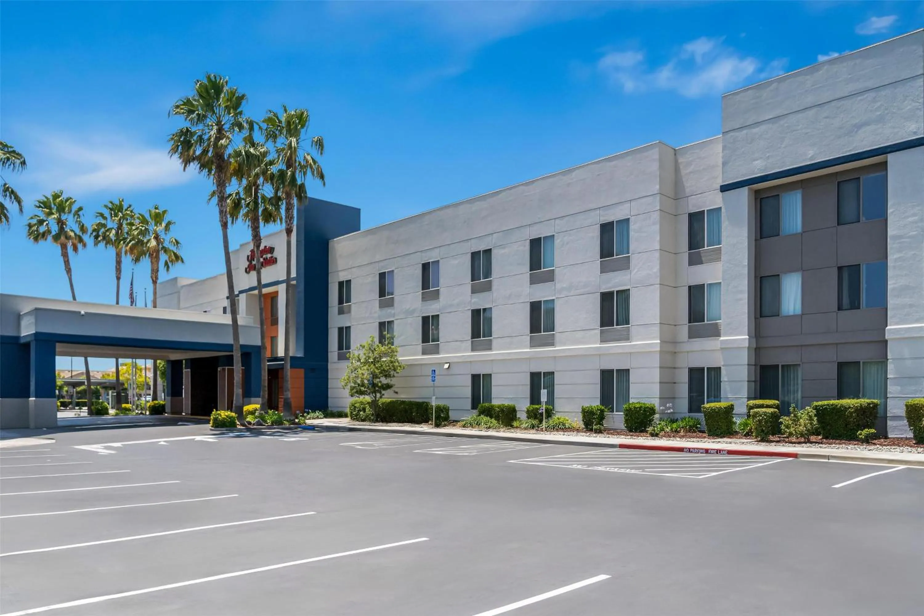 Property building in Hampton Inn & Suites Lathrop