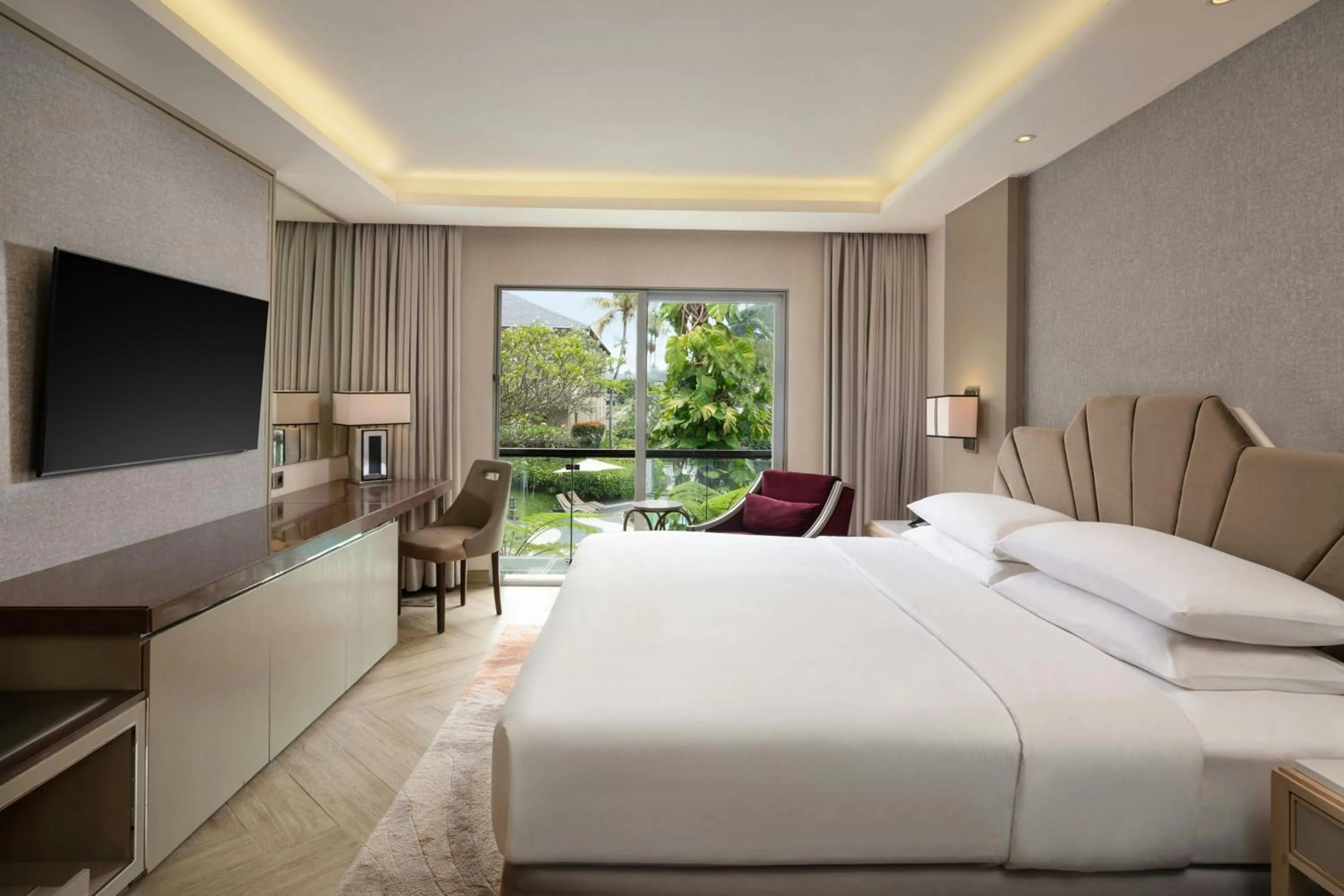 Swimming pool, Bed in Sheraton Bandung Hotel & Towers